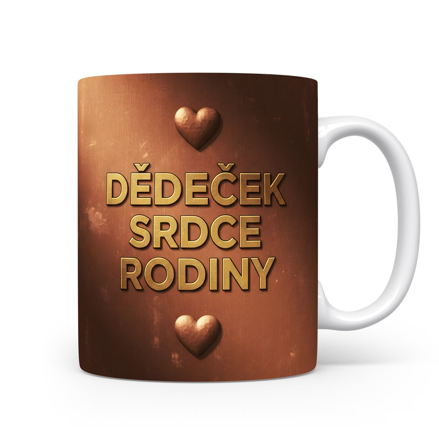 Hnědý hrnek s nápisem DĚDEČEK SRDCE RODINY a motivem srdcí.
