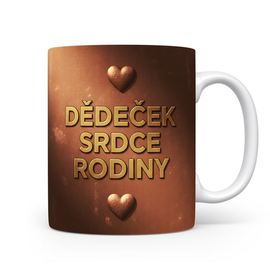 Hnědý hrnek s nápisem DĚDEČEK SRDCE RODINY a motivem srdcí.