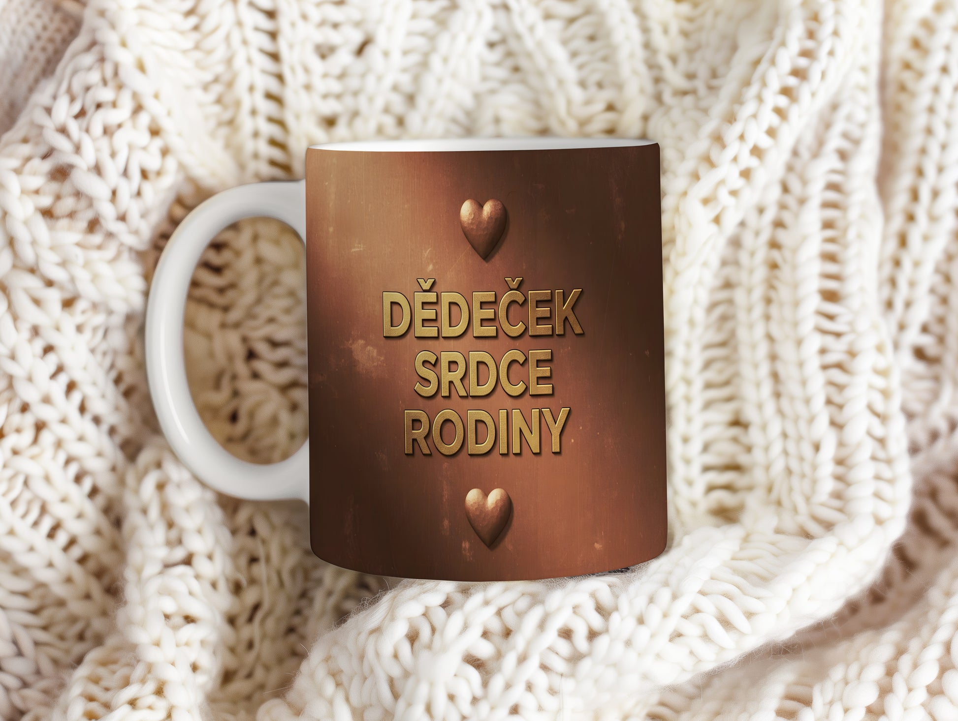 Hnědý hrnek s nápisem DĚDEČEK SRDCE RODINY a motivem srdcí.