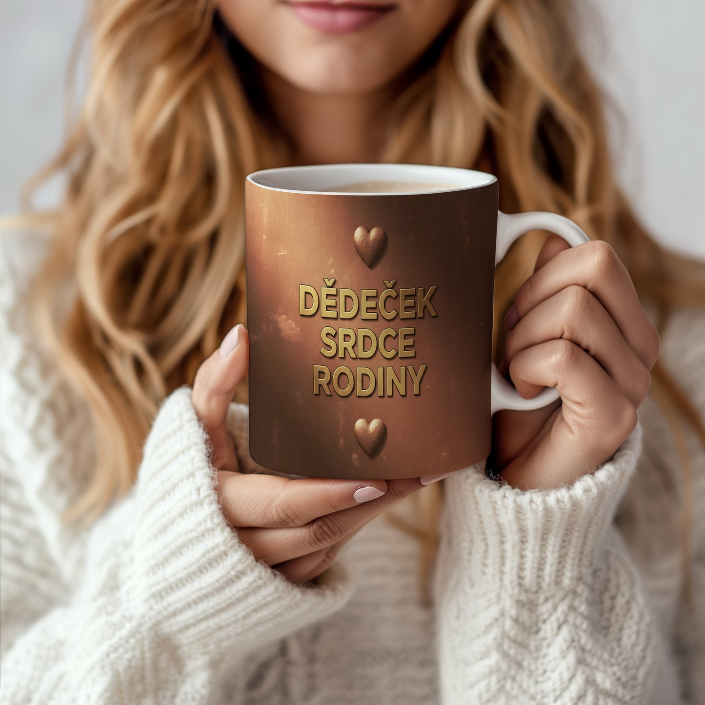 Hnědý hrnek s nápisem DĚDEČEK SRDCE RODINY a motivem srdcí.