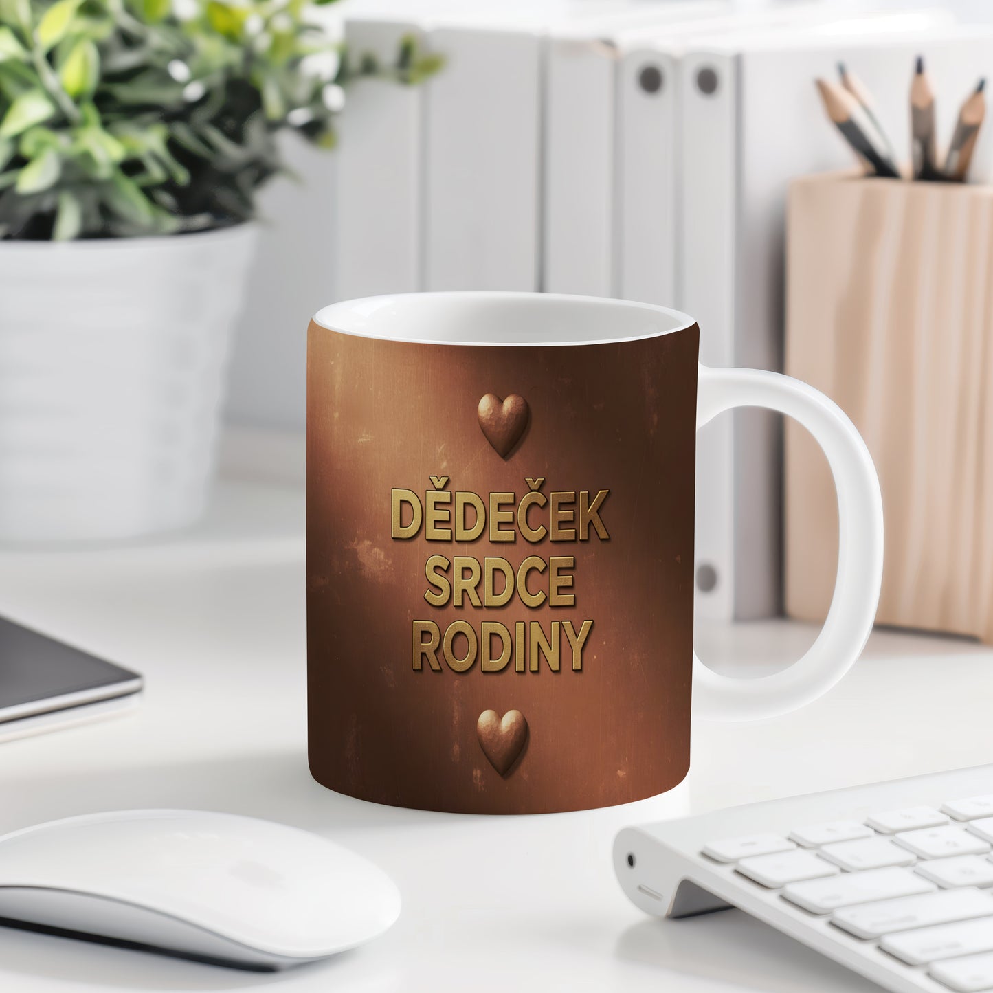 Hnědý hrnek s nápisem DĚDEČEK SRDCE RODINY a motivem srdcí.