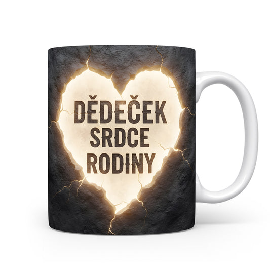 Hrnek s nápisem DĚDEČEK SRDCE RODINY na kamenném pozadí.