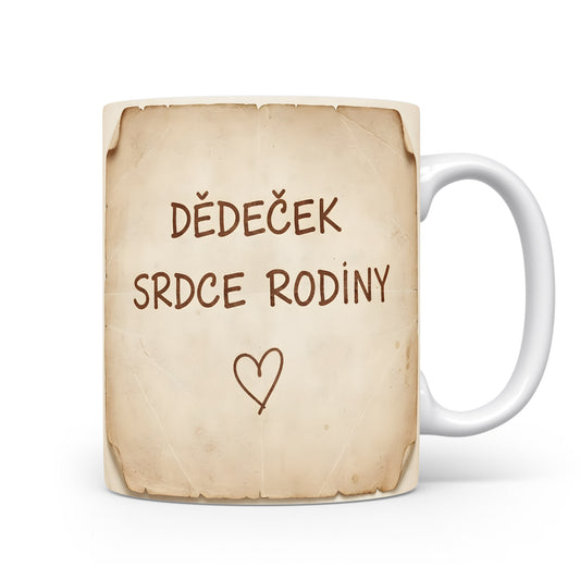 Vintage hrnek s nápisem 'DĚDEČEK SRDCE RODINY' a srdcem.