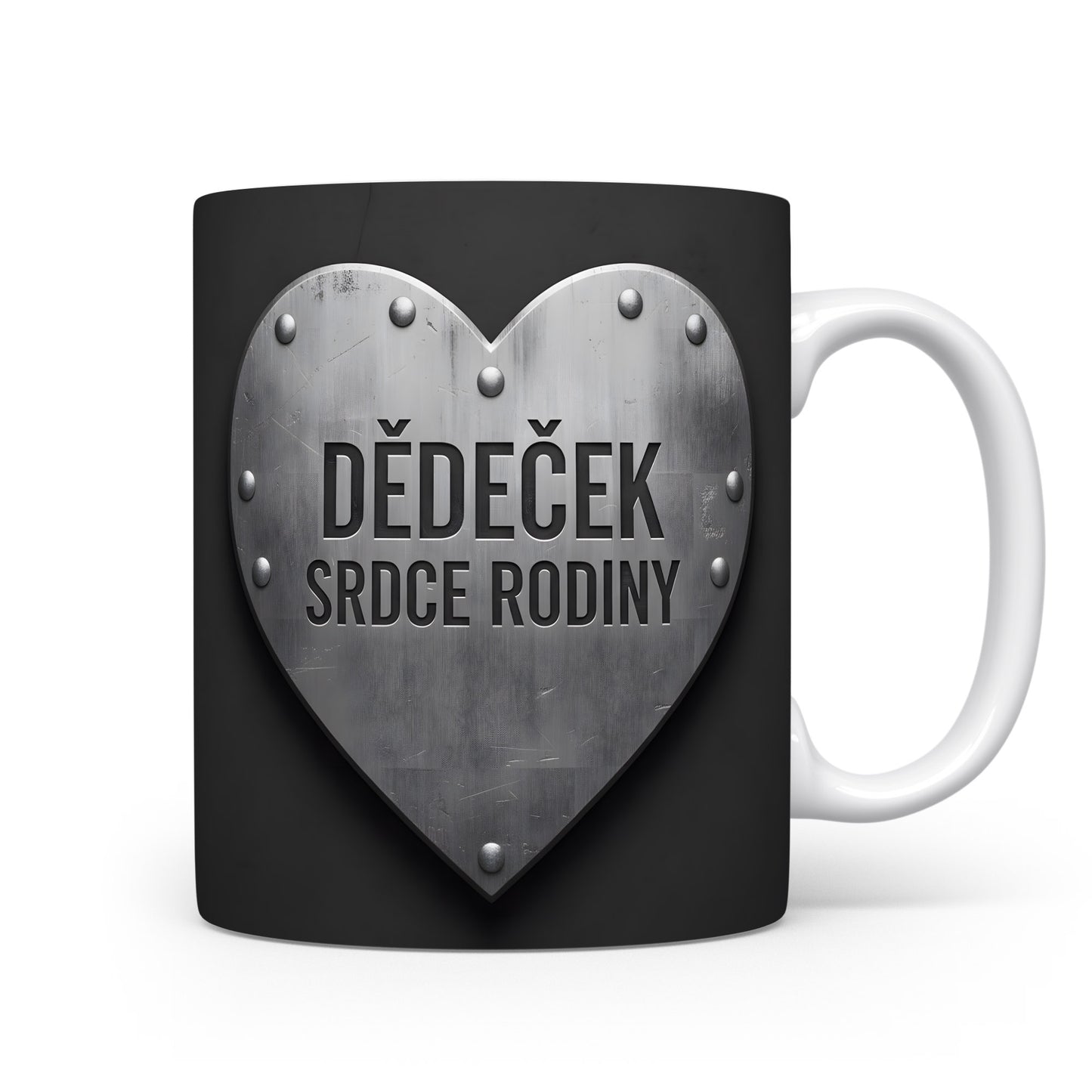 Černý hrnek s kovovým srdcem a nápisem 'DĚDEČEK SRDCE RODINY'.
