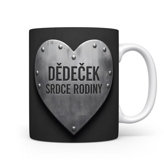 Černý hrnek s kovovým srdcem a nápisem 'DĚDEČEK SRDCE RODINY'.