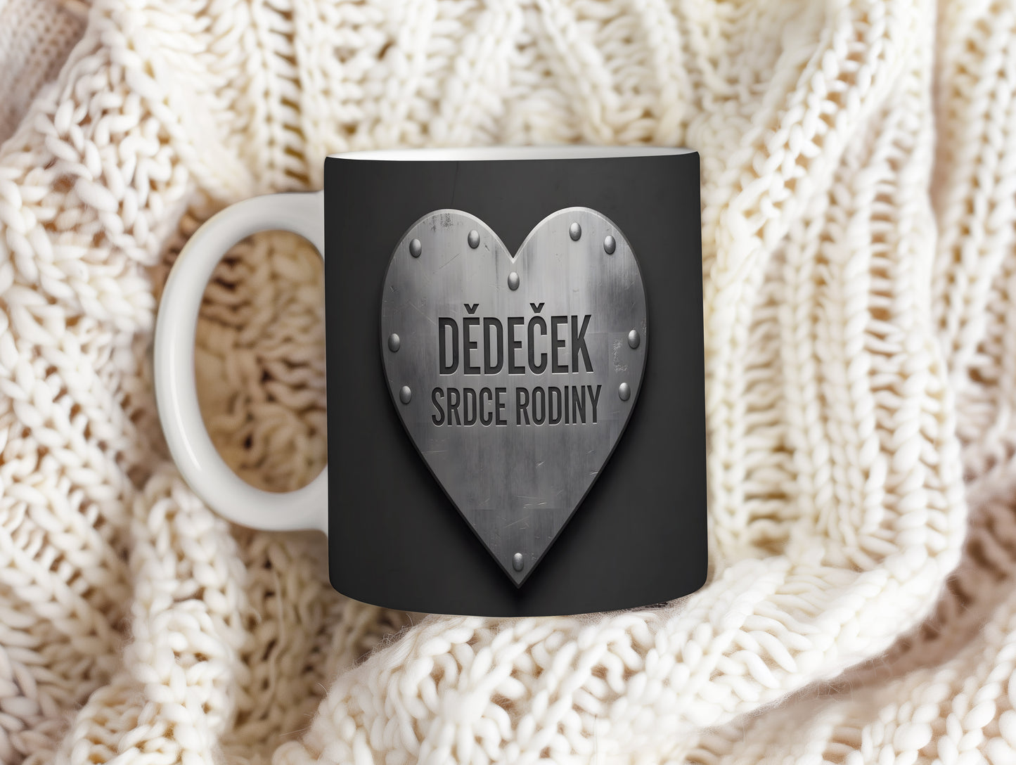 Černý hrnek s kovovým srdcem a nápisem 'DĚDEČEK SRDCE RODINY'.