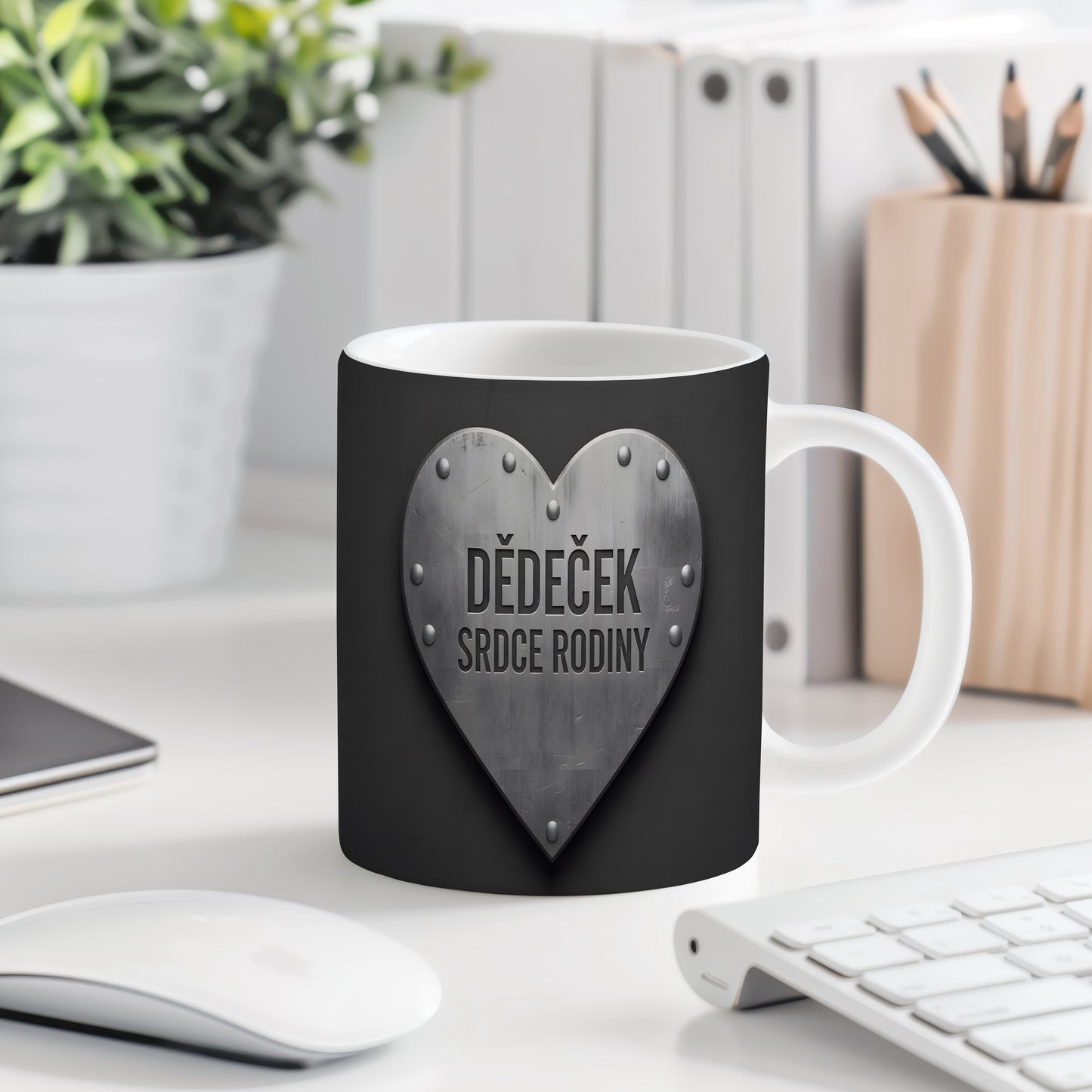 Černý hrnek s kovovým srdcem a nápisem 'DĚDEČEK SRDCE RODINY'.