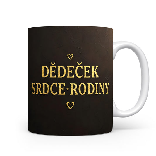 Tmavě hnědý hrnek se zlatým nápisem 'DĚDEČEK SRDCE RODINY' a srdíčky.