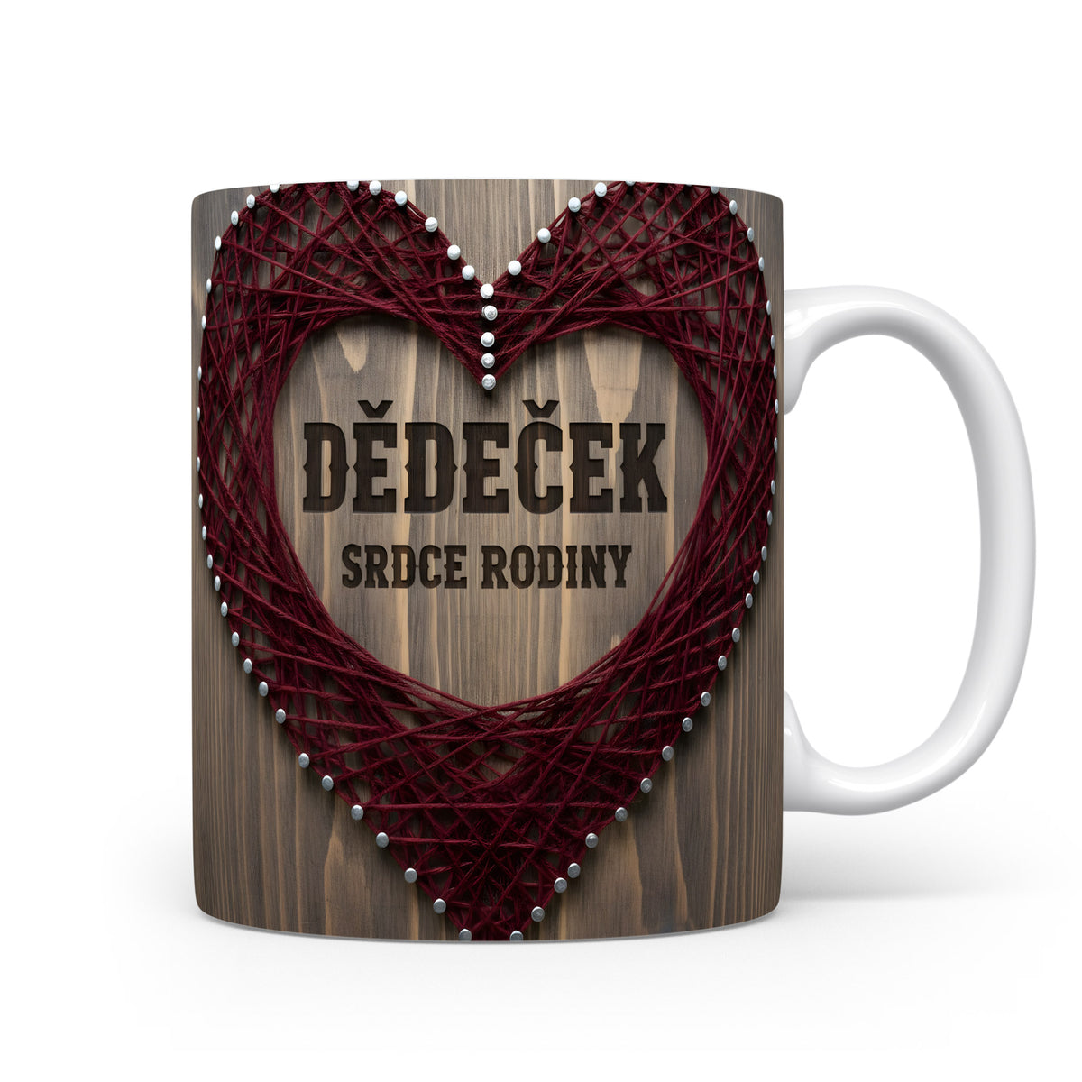 Hrnek s nápisem DĚDEČEK SRDCE RODINY a srdcem z provázku na dřevěném pozadí.