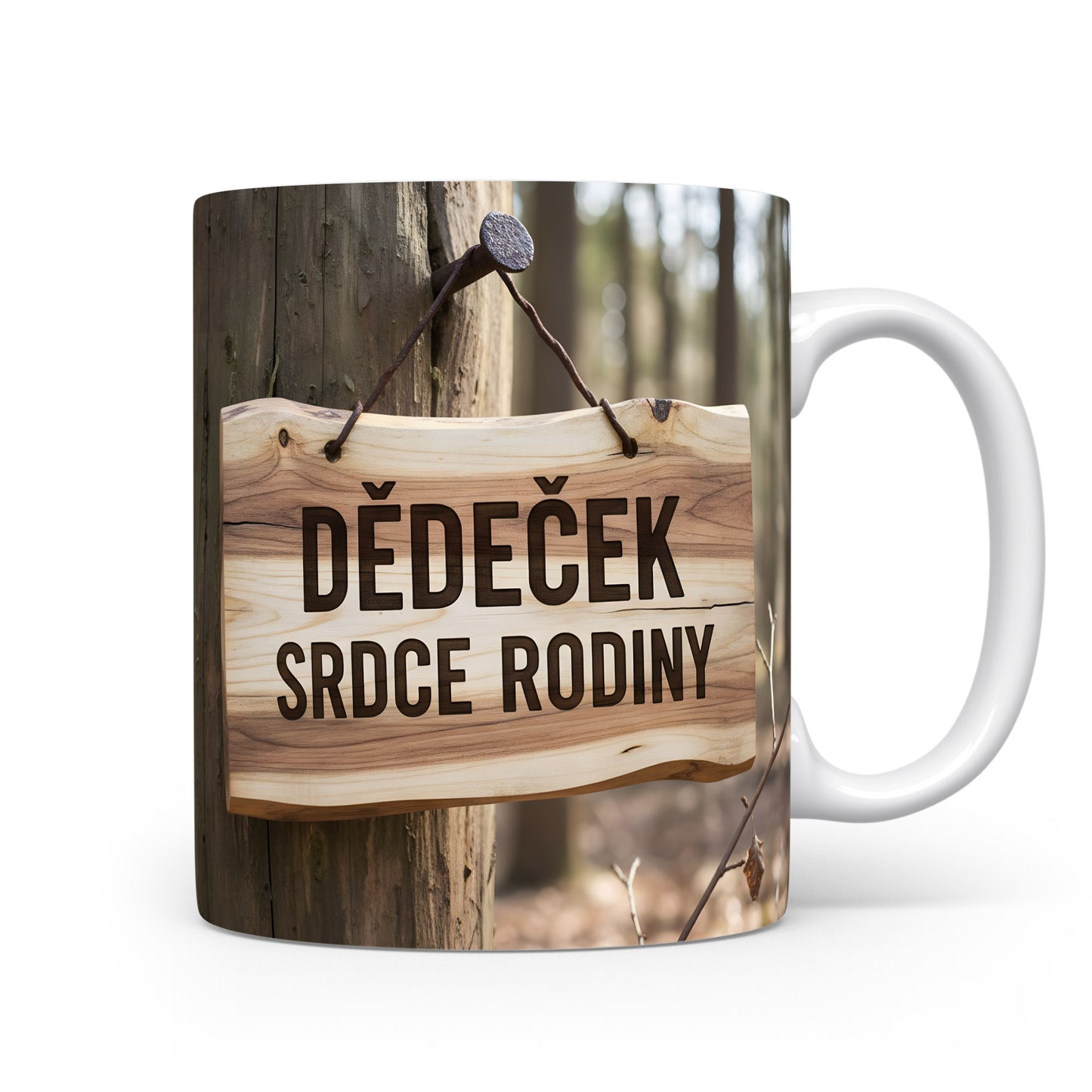 Hrnek s dřevěným motivem a nápisem 'DĚDEČEK SRDCE RODINY'.