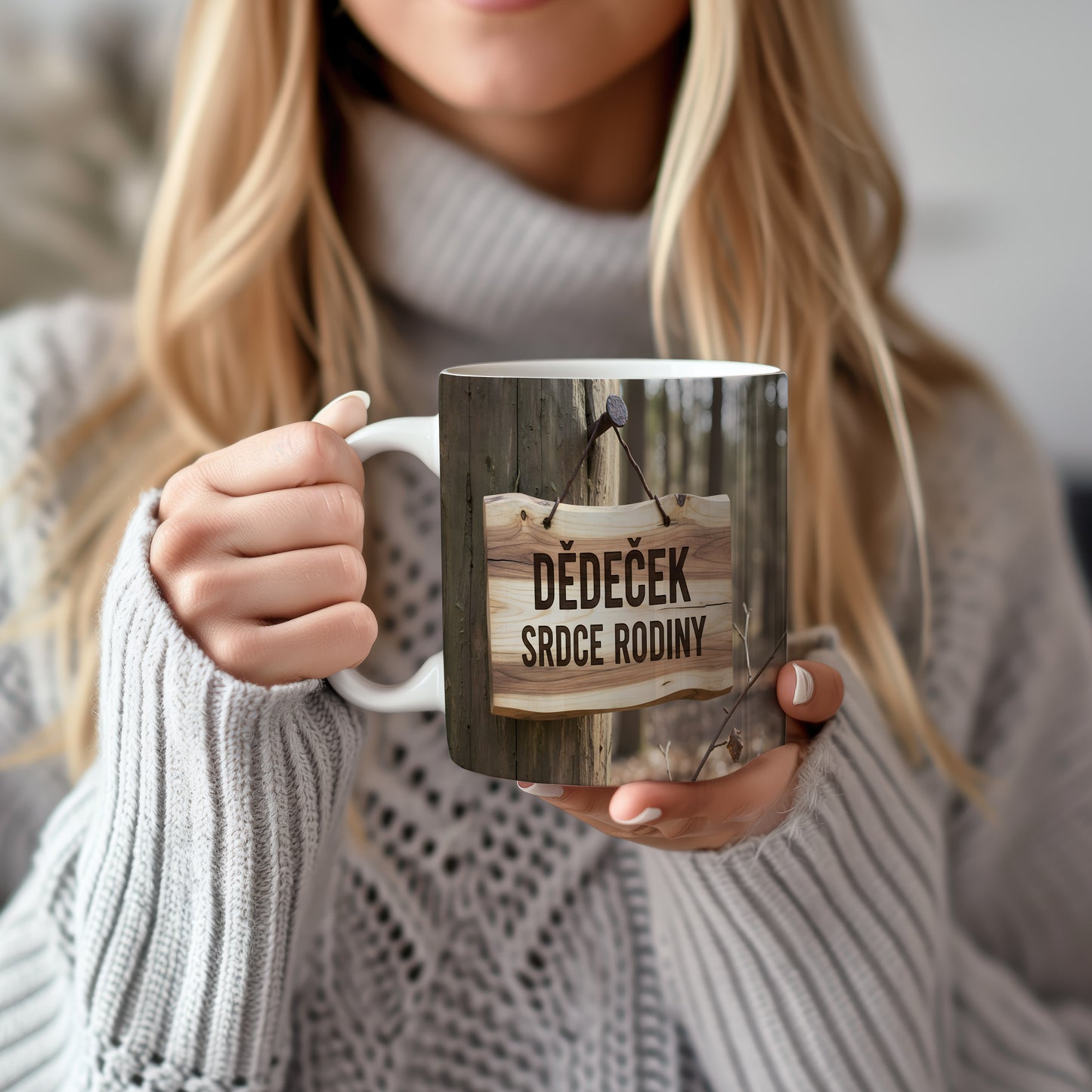 Hrnek s dřevěným motivem a nápisem 'DĚDEČEK SRDCE RODINY'.