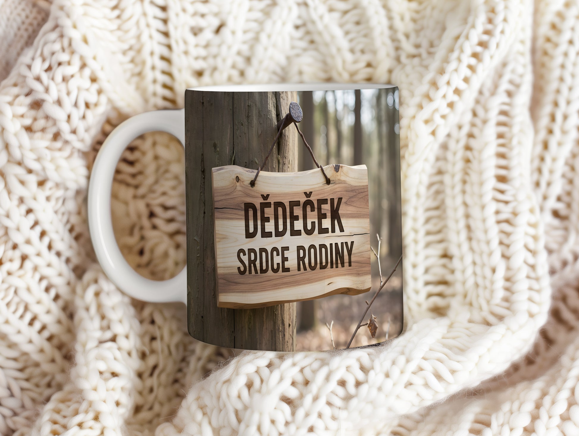 Hrnek s dřevěným motivem a nápisem 'DĚDEČEK SRDCE RODINY'.