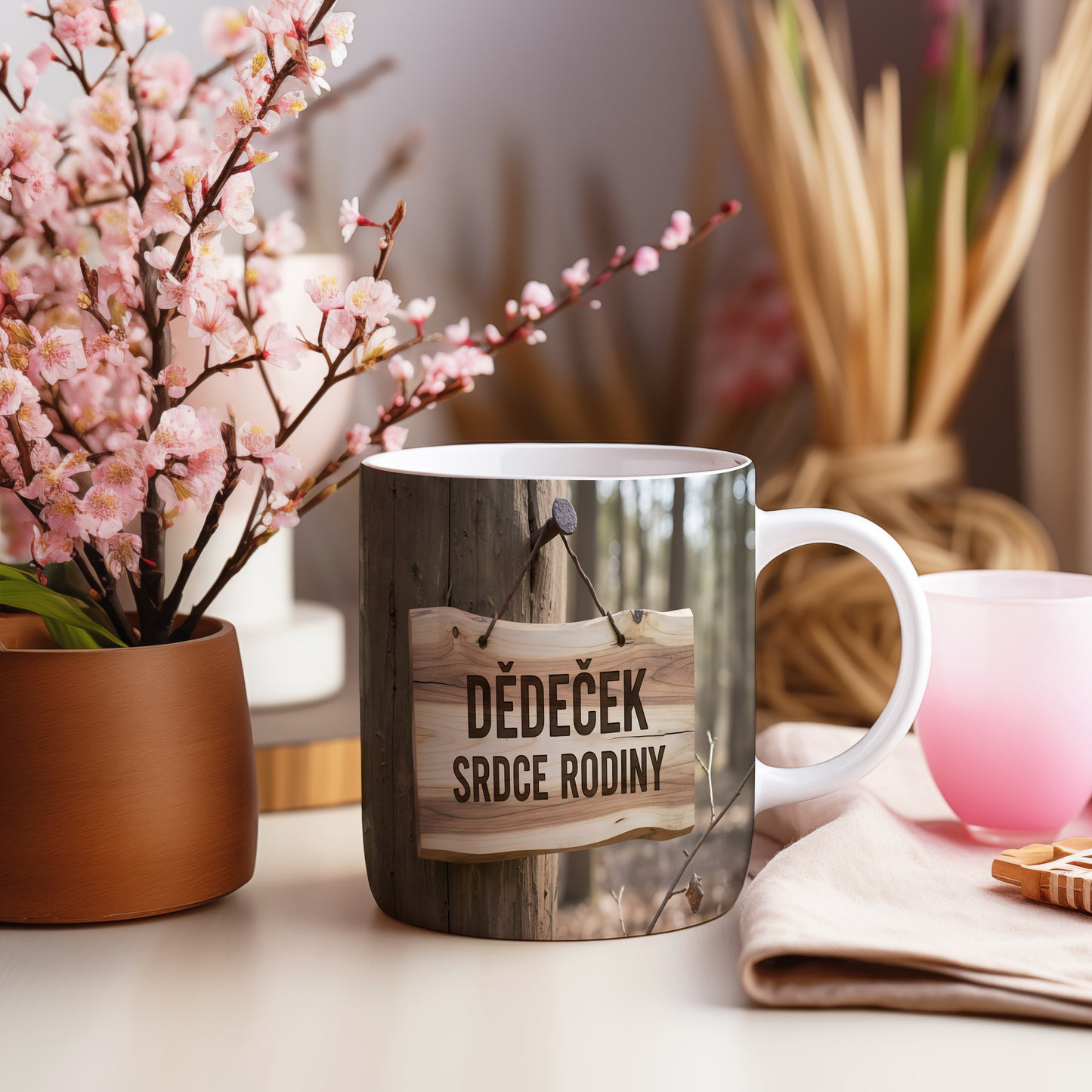 Hrnek s dřevěným motivem a nápisem 'DĚDEČEK SRDCE RODINY'.