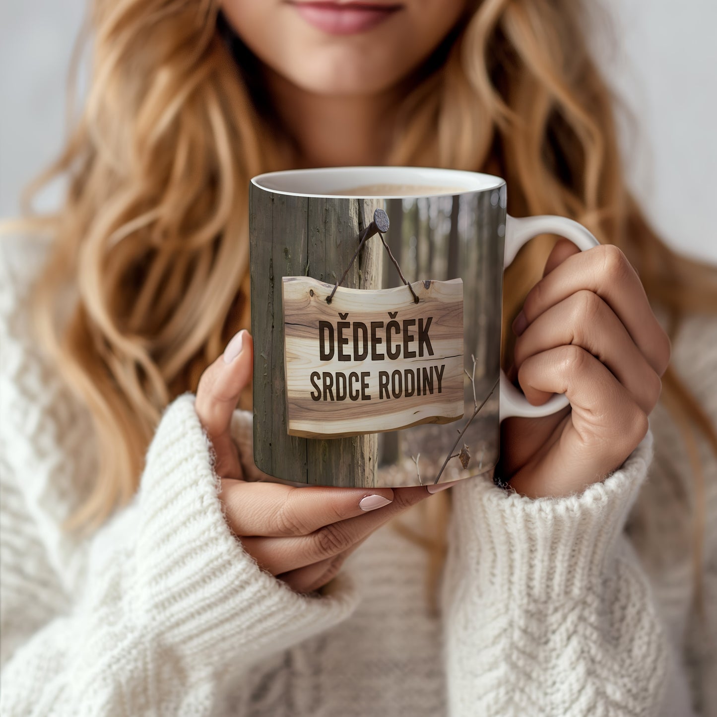 Hrnek s dřevěným motivem a nápisem 'DĚDEČEK SRDCE RODINY'.
