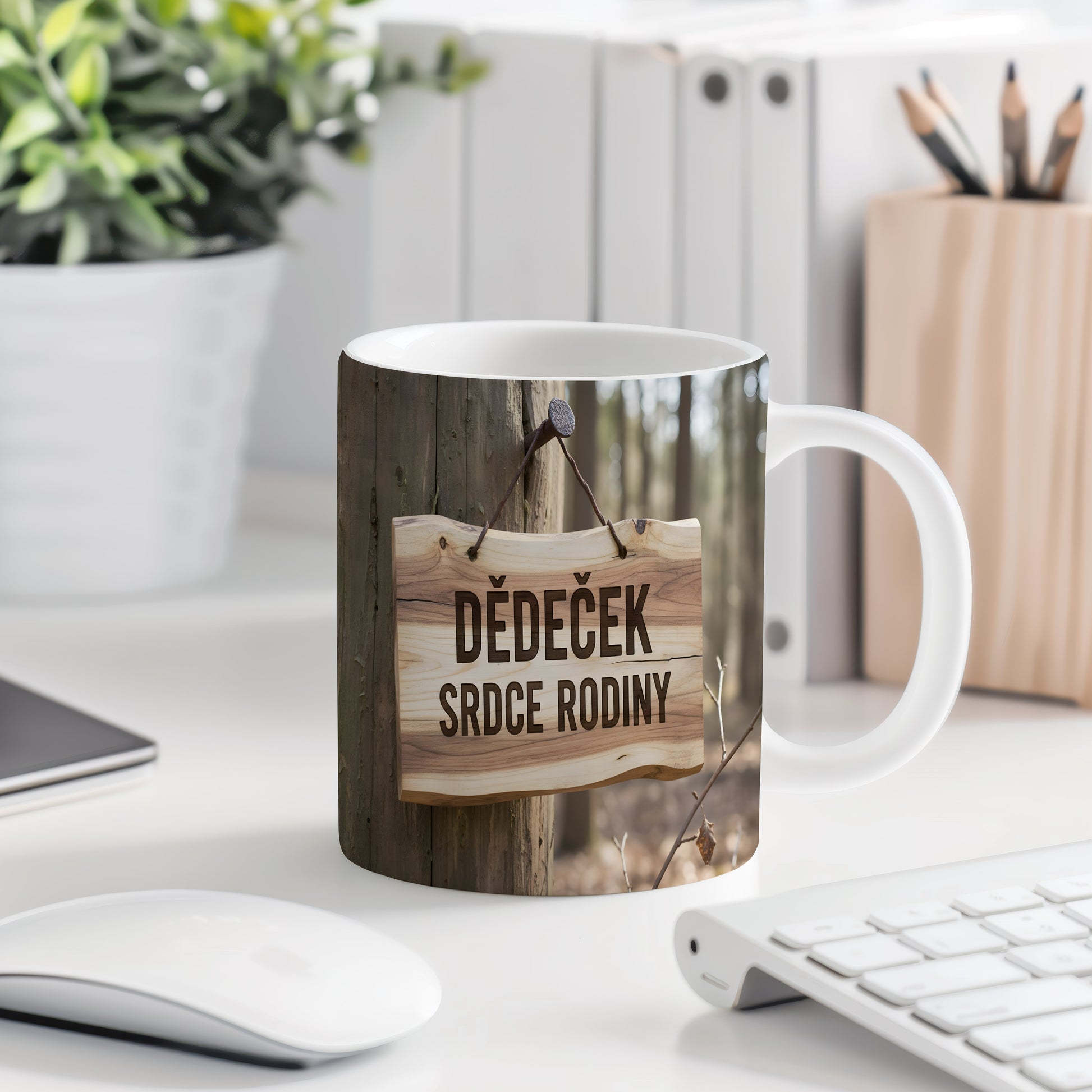 Hrnek s dřevěným motivem a nápisem 'DĚDEČEK SRDCE RODINY'.