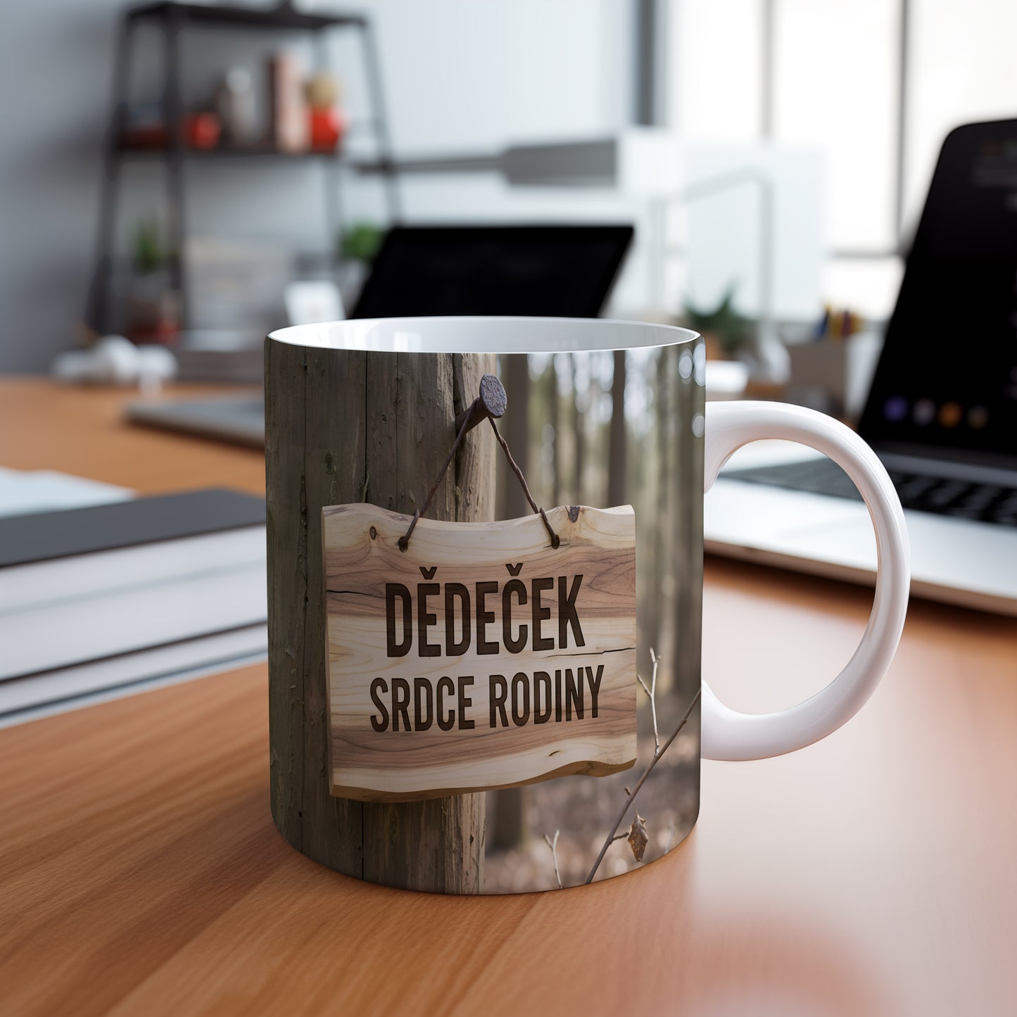 Hrnek s dřevěným motivem a nápisem 'DĚDEČEK SRDCE RODINY'.