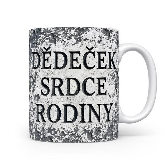 Rustikální hrnek s nápisem 'DĚDEČEK SRDCE RODINY' na betonovém pozadí.