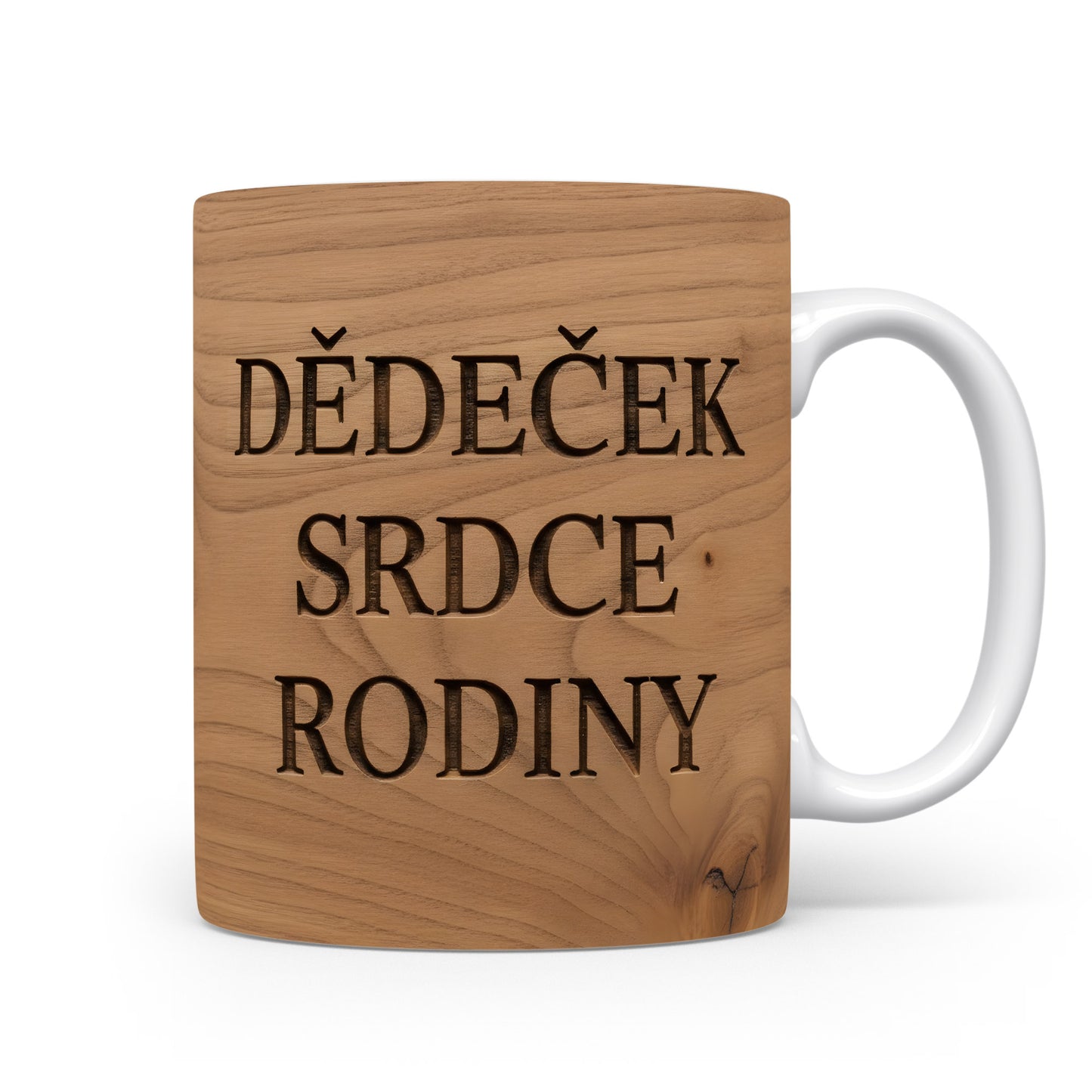 Rustikální hrnek s nápisem 'DĚDEČEK SRDCE RODINY' na dřevěném pozadí.