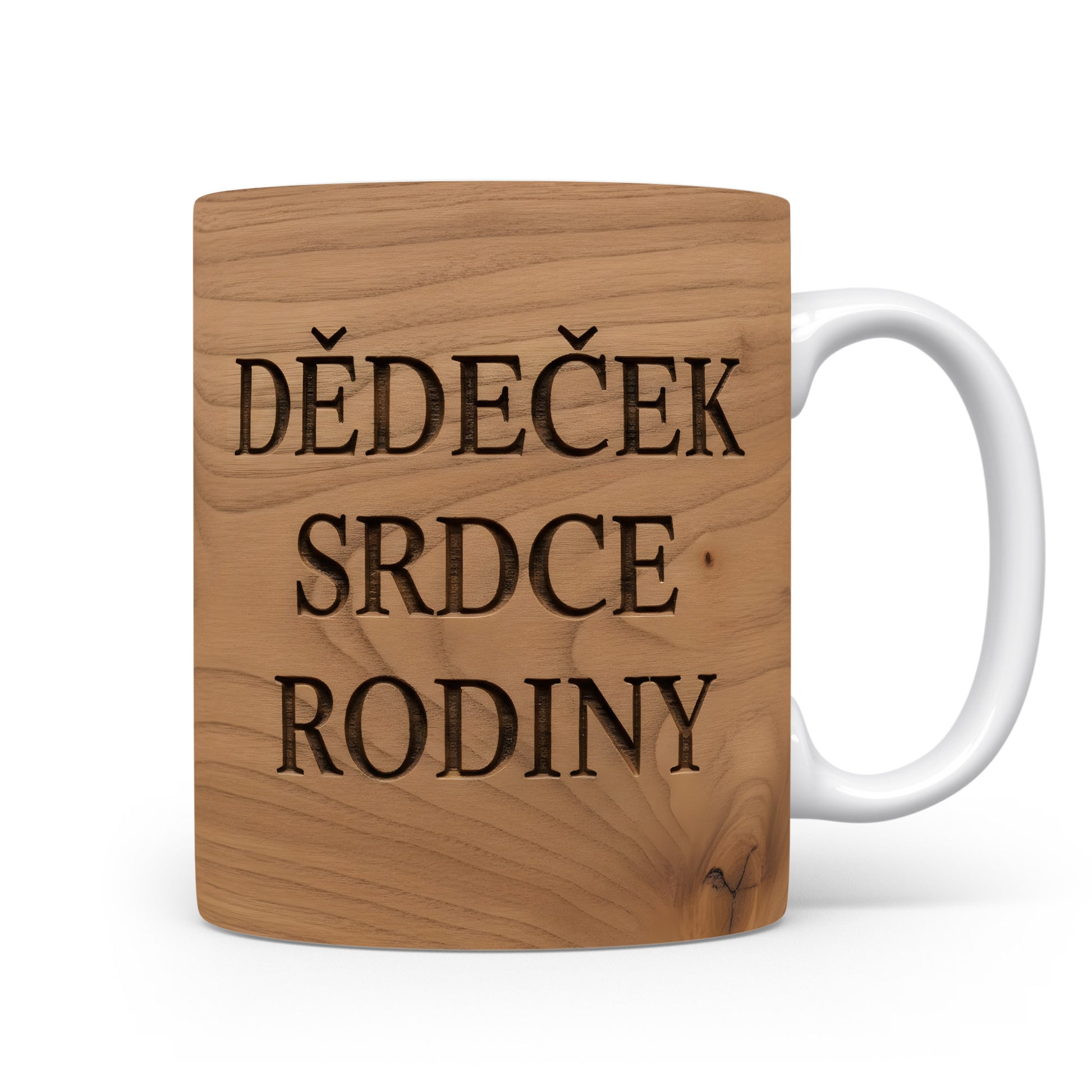 Rustikální hrnek s nápisem 'DĚDEČEK SRDCE RODINY' na dřevěném pozadí.