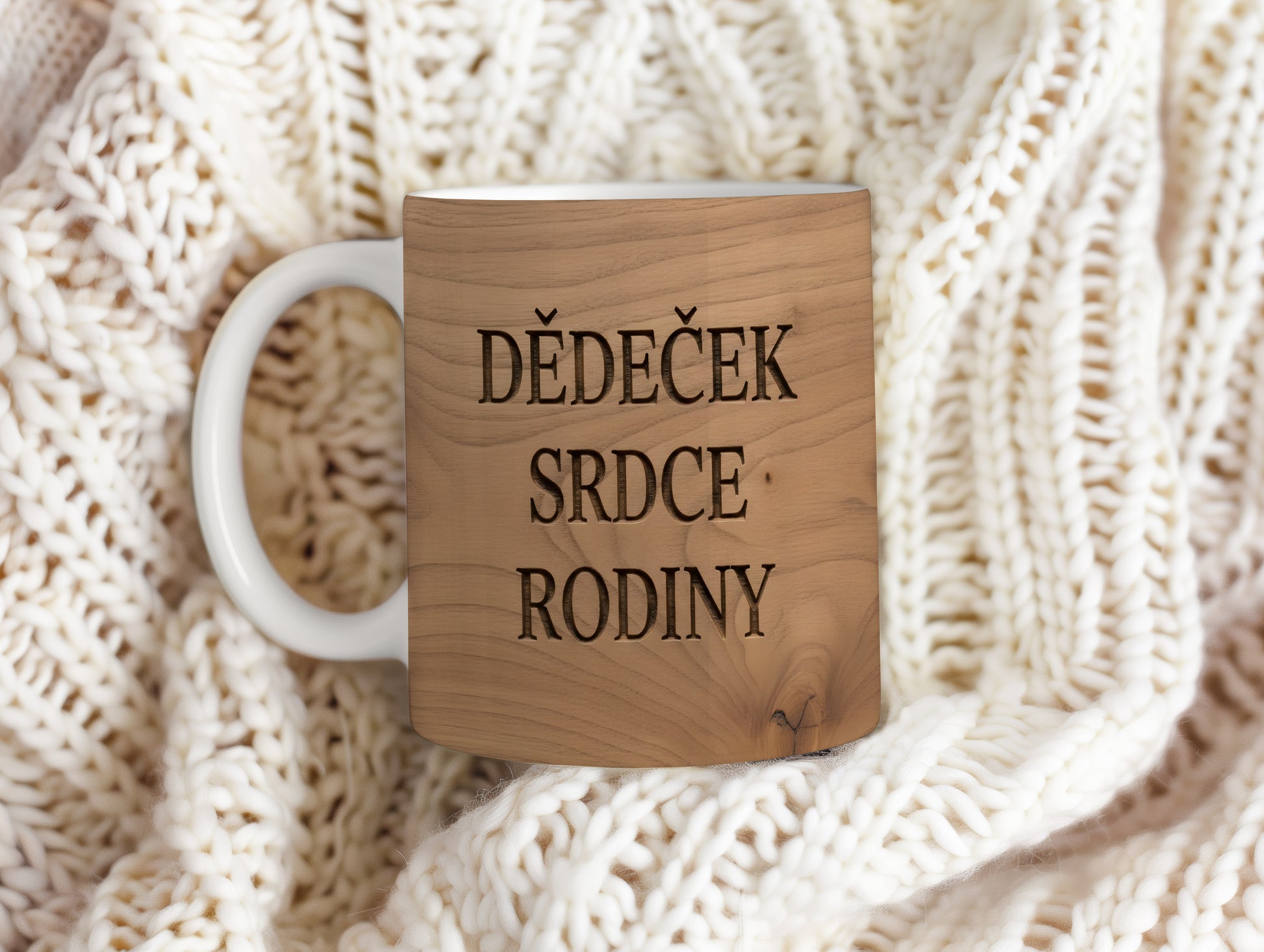 Rustikální hrnek s nápisem 'DĚDEČEK SRDCE RODINY' na dřevěném pozadí.