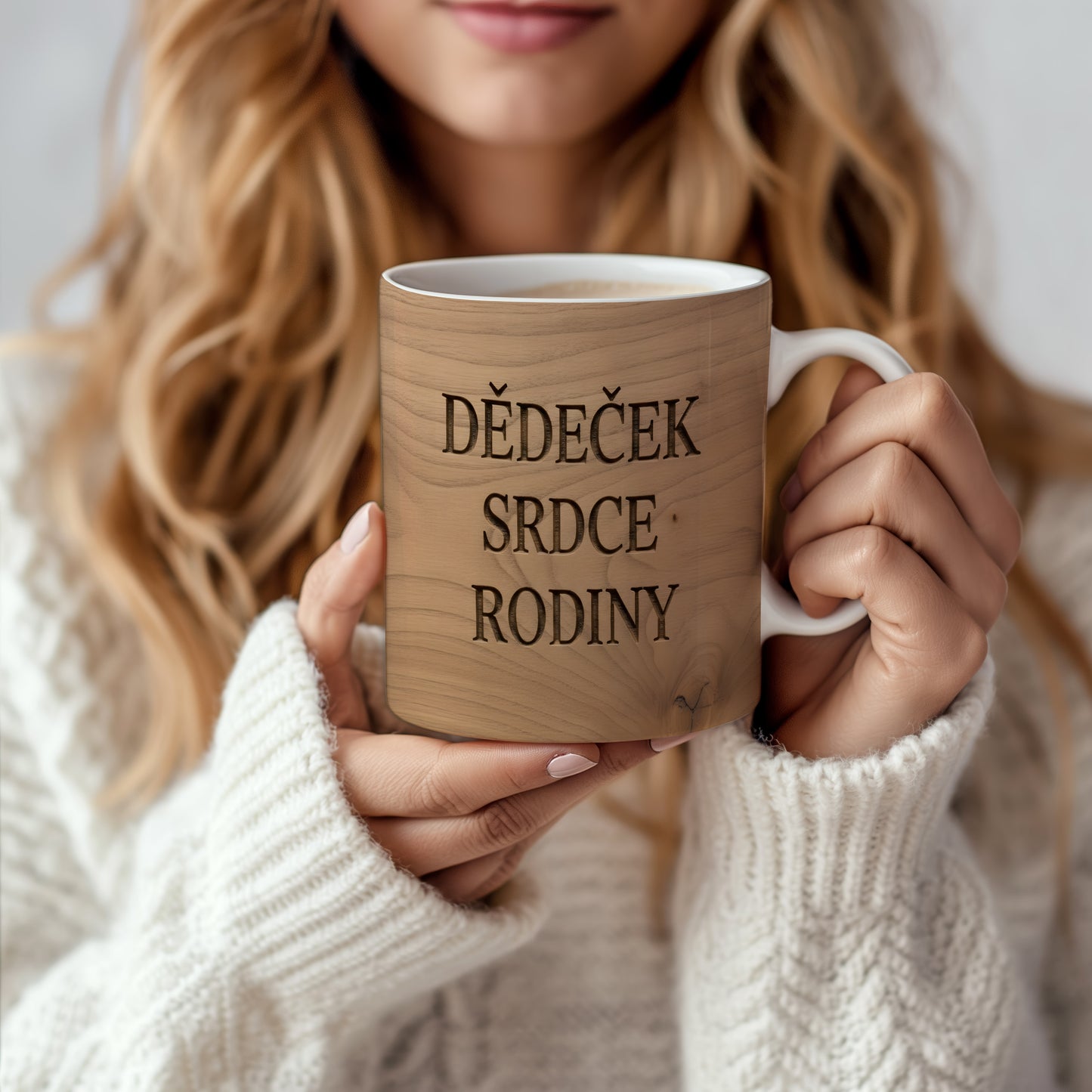 Rustikální hrnek s nápisem 'DĚDEČEK SRDCE RODINY' na dřevěném pozadí.