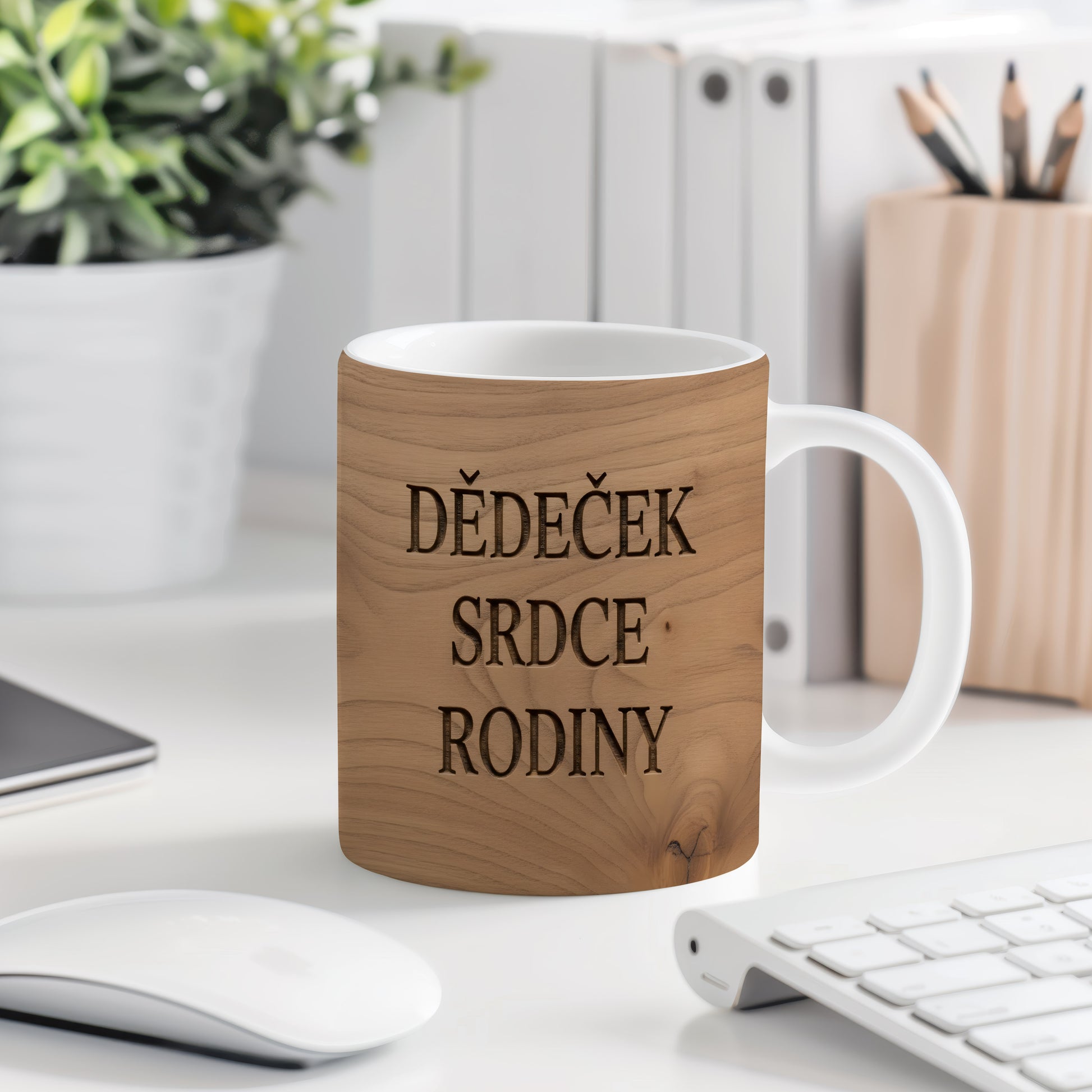 Rustikální hrnek s nápisem 'DĚDEČEK SRDCE RODINY' na dřevěném pozadí.