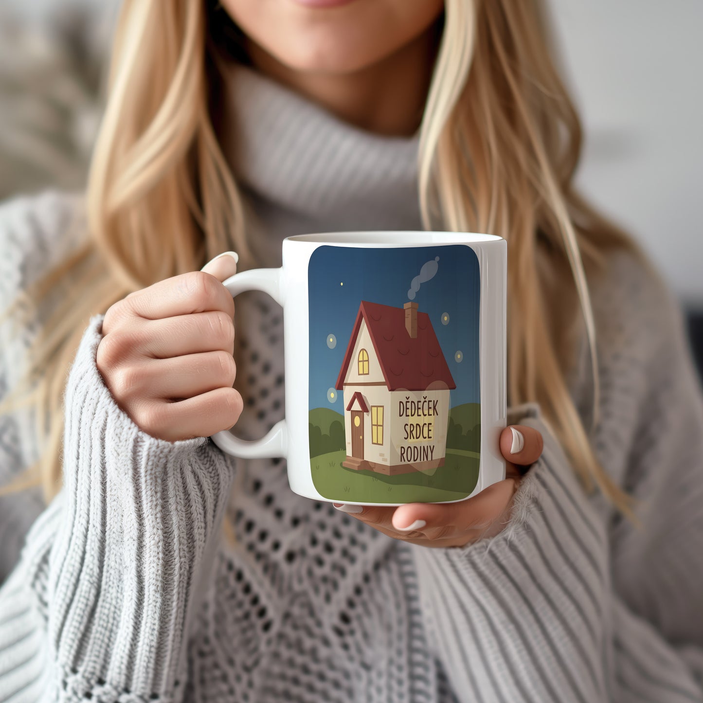 Hrnek s motivem domečku a textem 'DĚDEČEK SRDCE RODINY'.