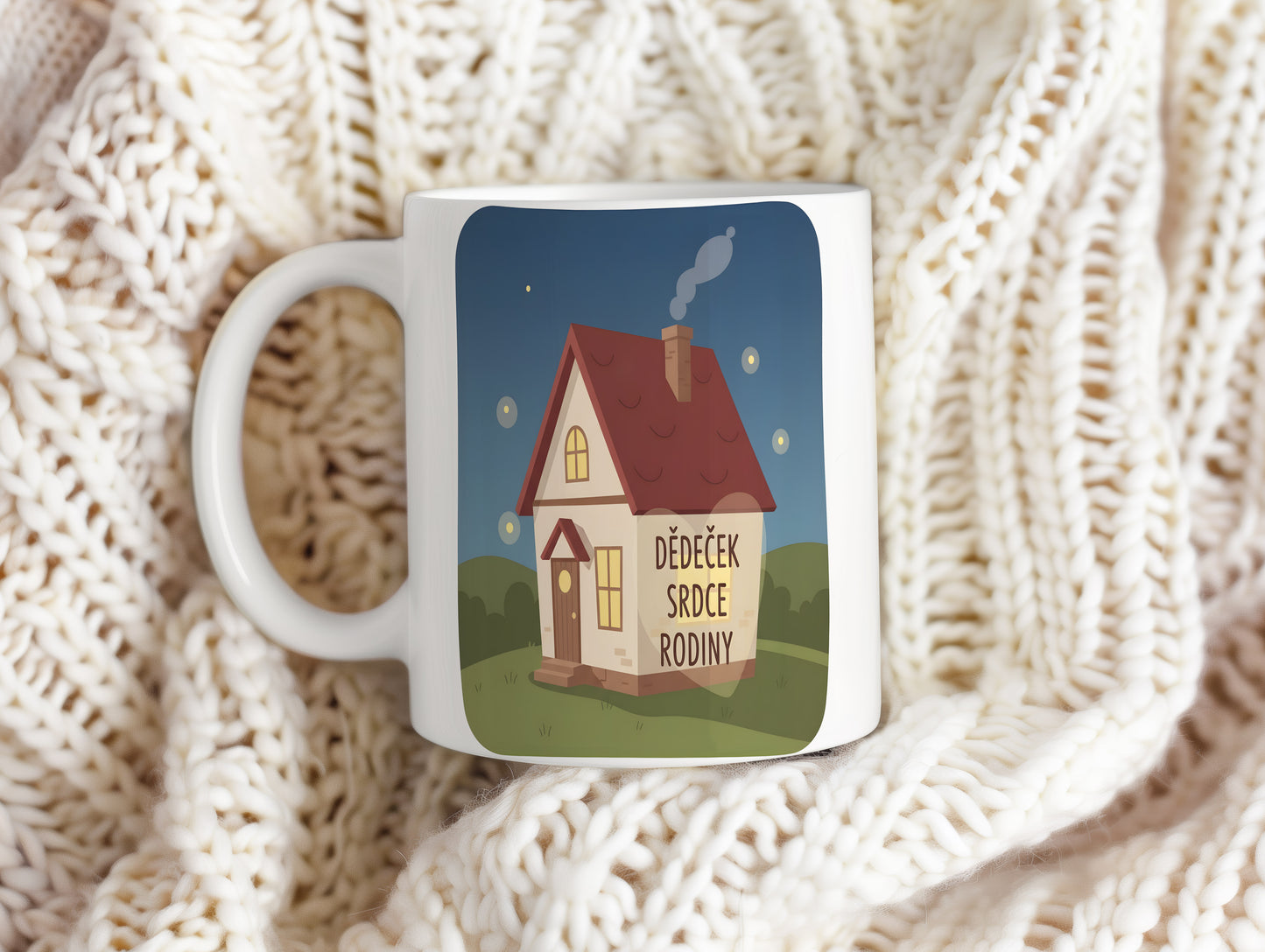 Hrnek s motivem domečku a textem 'DĚDEČEK SRDCE RODINY'.