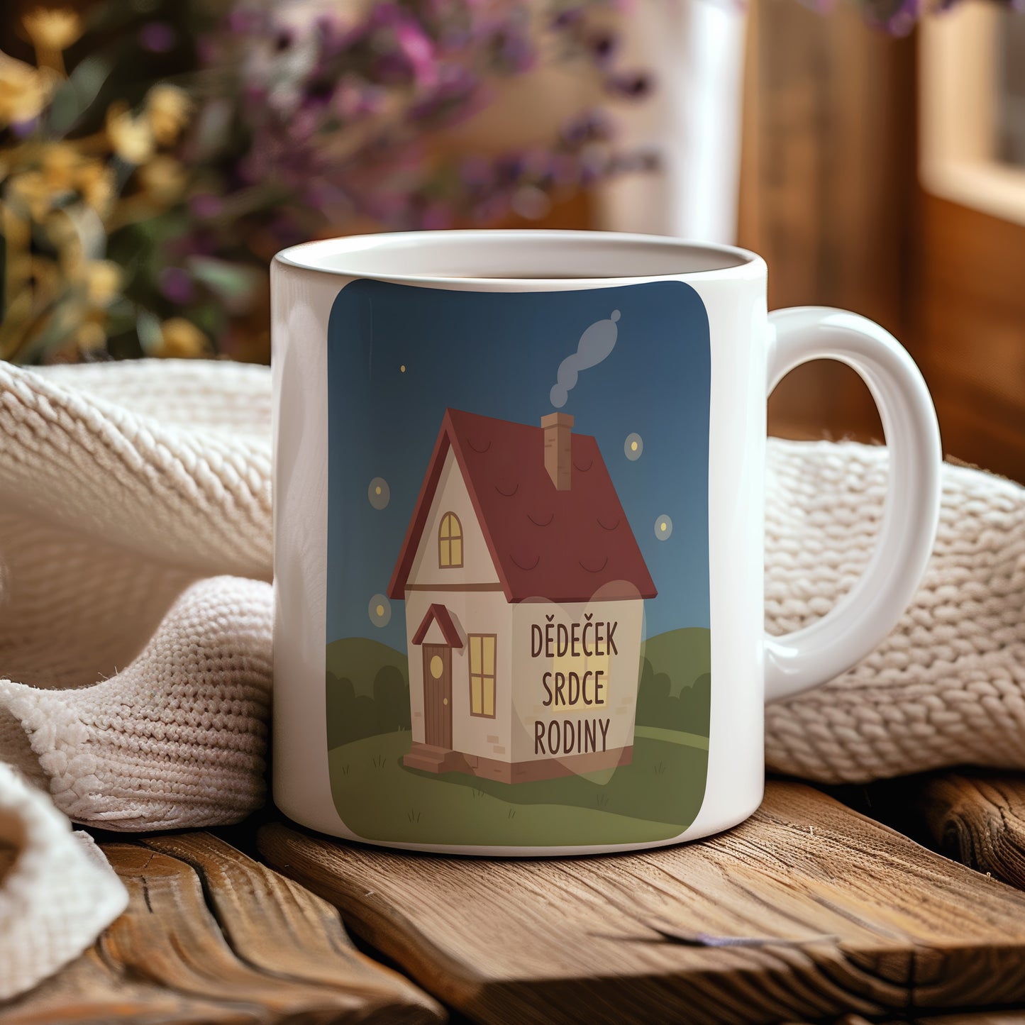 Hrnek s motivem domečku a textem 'DĚDEČEK SRDCE RODINY'.