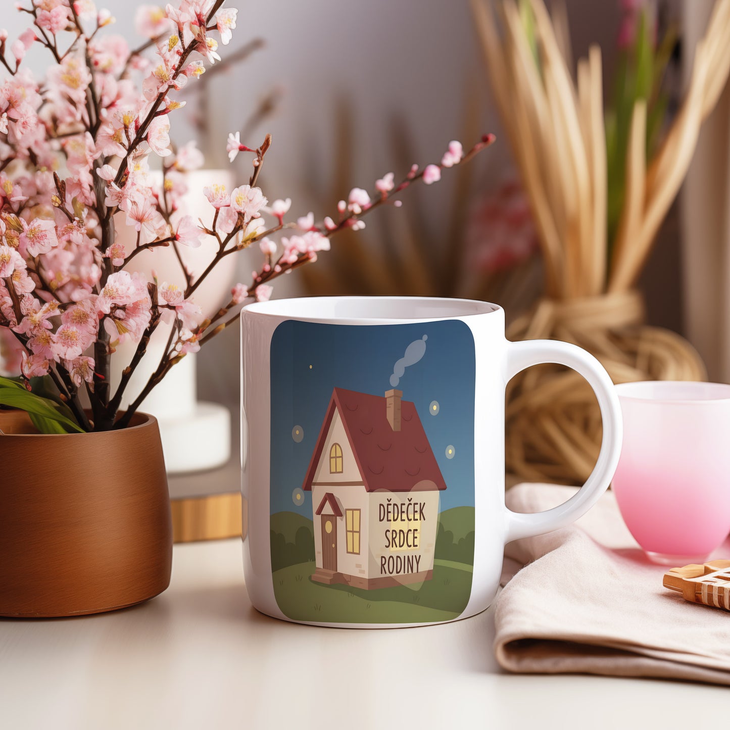 Hrnek s motivem domečku a textem 'DĚDEČEK SRDCE RODINY'.