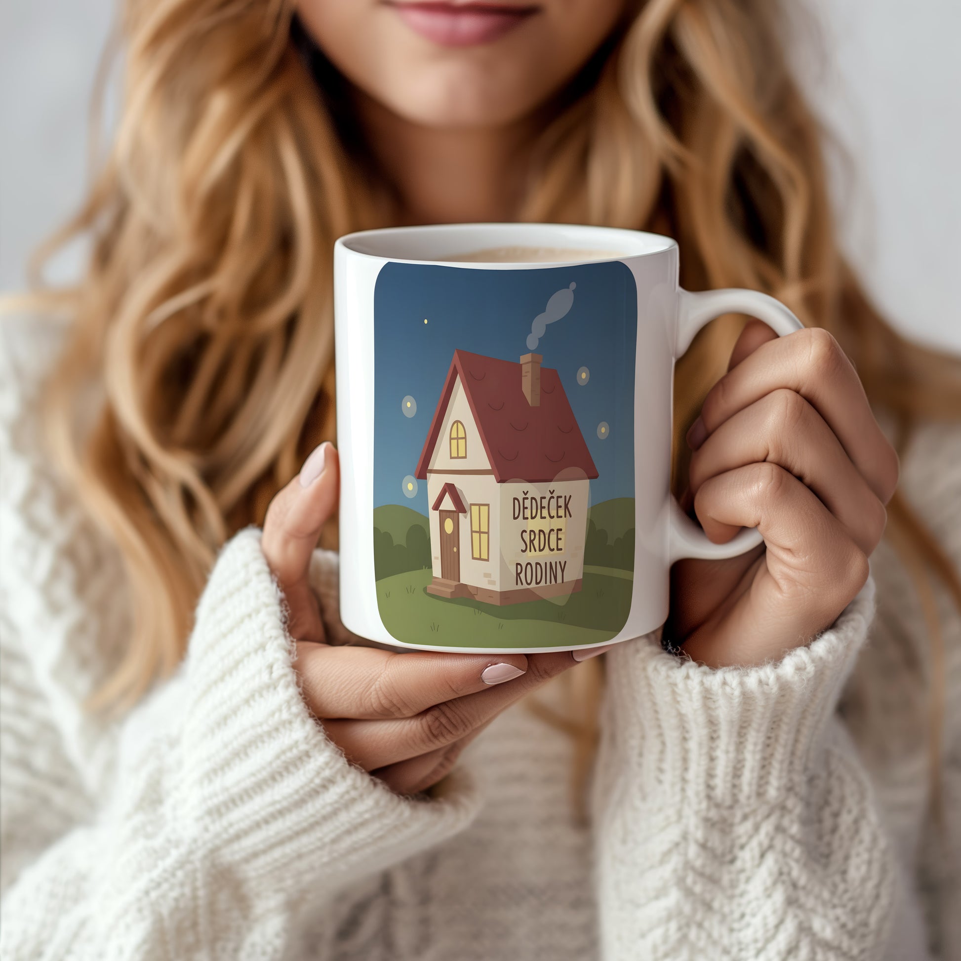 Hrnek s motivem domečku a textem 'DĚDEČEK SRDCE RODINY'.