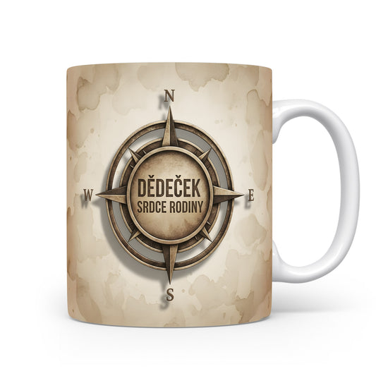 Béžový hrnek s kompasem a textem 'DĚDEČEK SRDCE RODINY'.