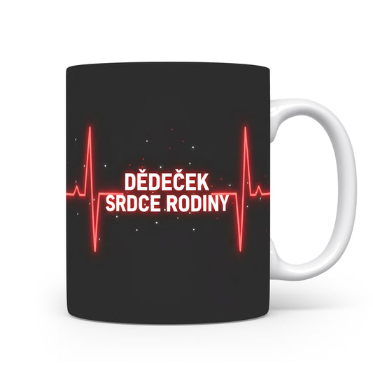 Černý hrnek s červeným elektrokardiogramem a nápisem DĚDEČEK SRDCE RODINY.