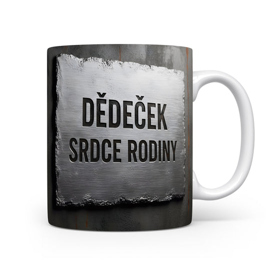 Rustikální hrnek s nápisem 'DĚDEČEK SRDCE RODINY' na kovovém pozadí.