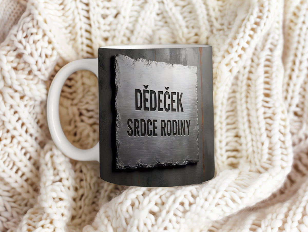 Rustikální hrnek s nápisem 'DĚDEČEK SRDCE RODINY' na kovovém pozadí.
