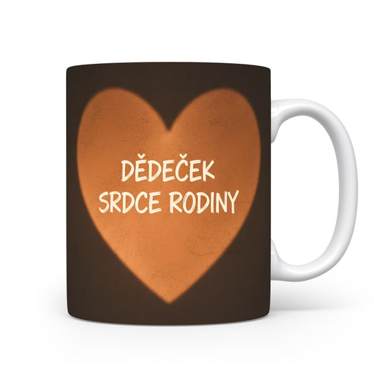 Hrnek s nápisem DĚDEČEK SRDCE RODINY na hnědém pozadí se srdcem.