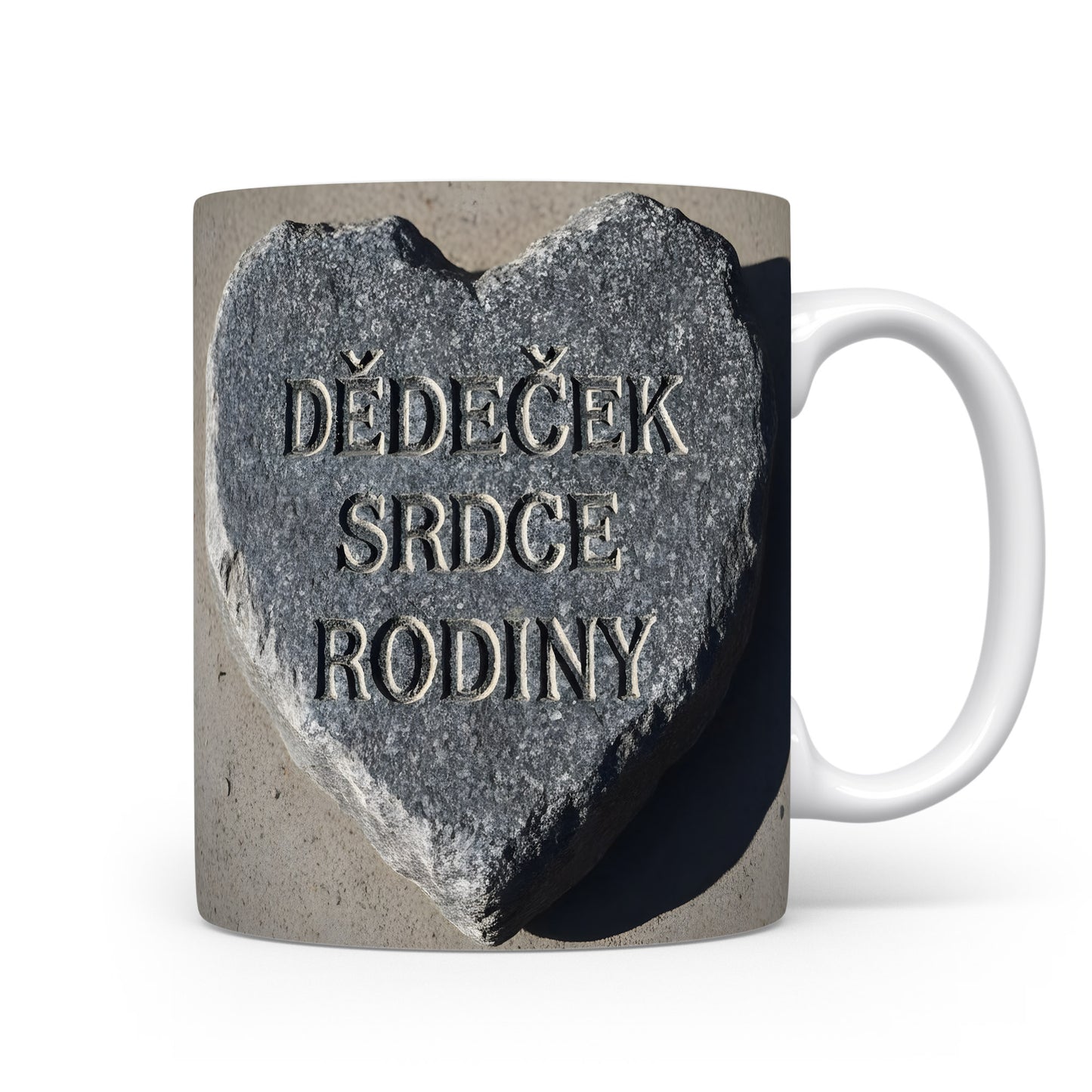 Hrnek s nápisem 'DĚDEČEK SRDCE RODINY' na kamenném srdci.