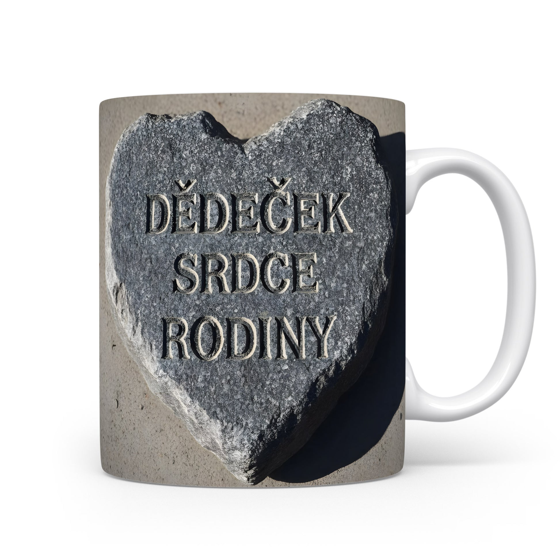 Hrnek s nápisem 'DĚDEČEK SRDCE RODINY' na kamenném srdci.