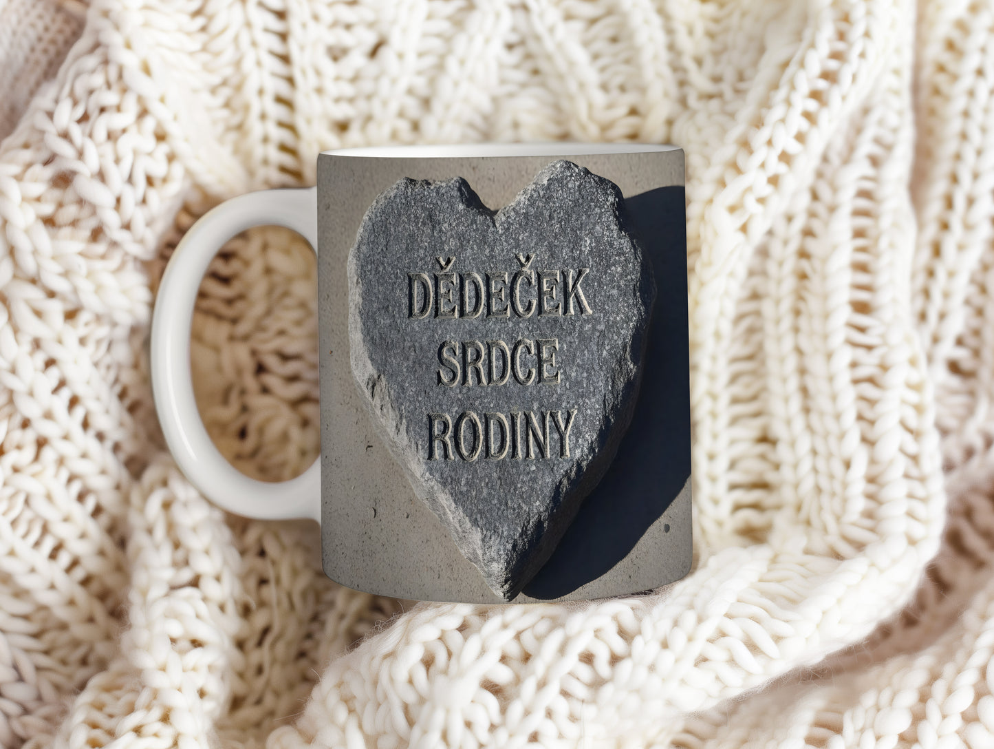 Hrnek s nápisem 'DĚDEČEK SRDCE RODINY' na kamenném srdci.