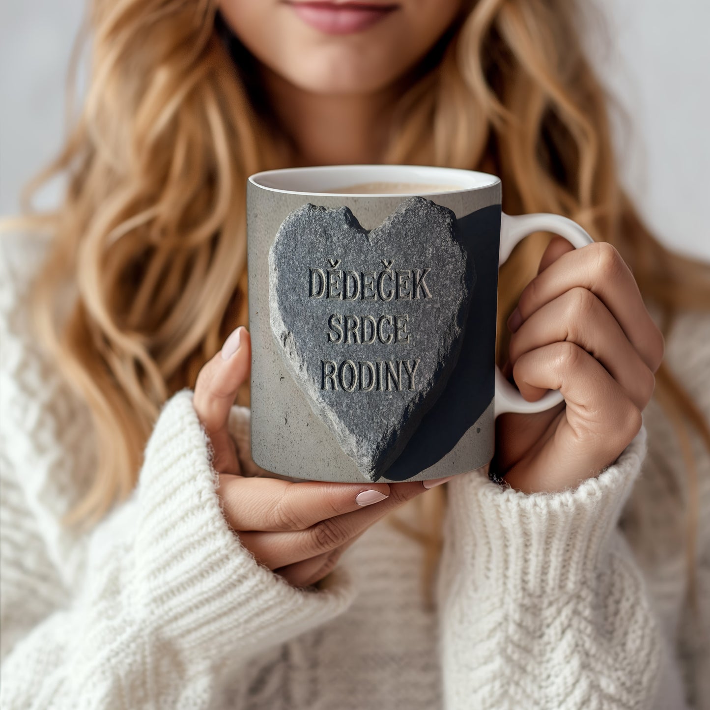 Hrnek s nápisem 'DĚDEČEK SRDCE RODINY' na kamenném srdci.