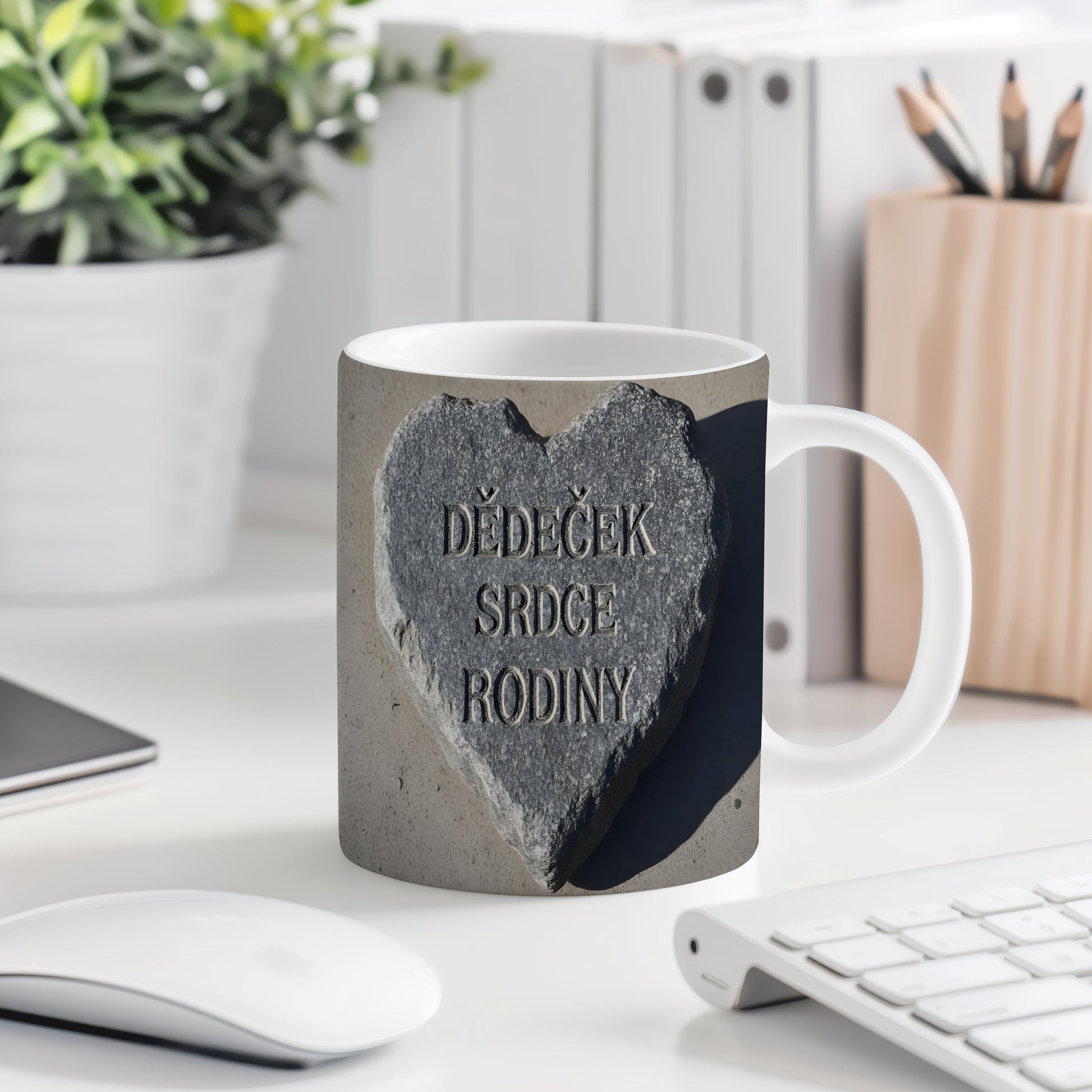 Hrnek s nápisem 'DĚDEČEK SRDCE RODINY' na kamenném srdci.