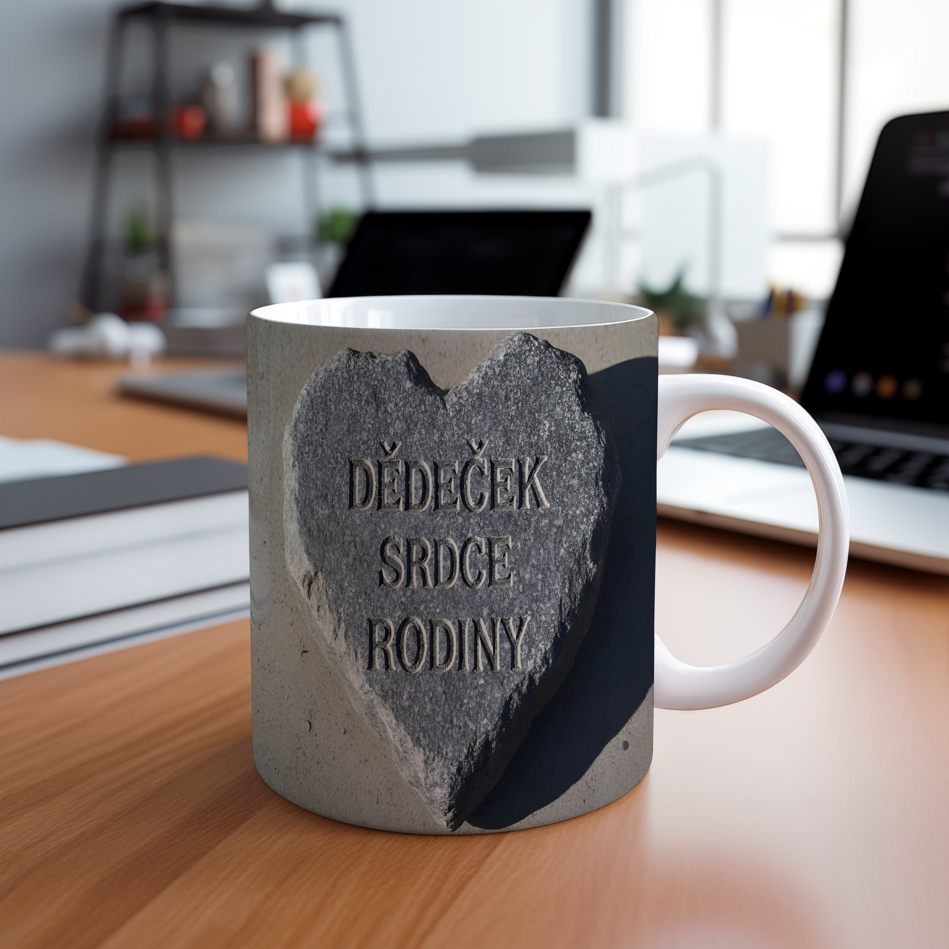 Hrnek s nápisem 'DĚDEČEK SRDCE RODINY' na kamenném srdci.