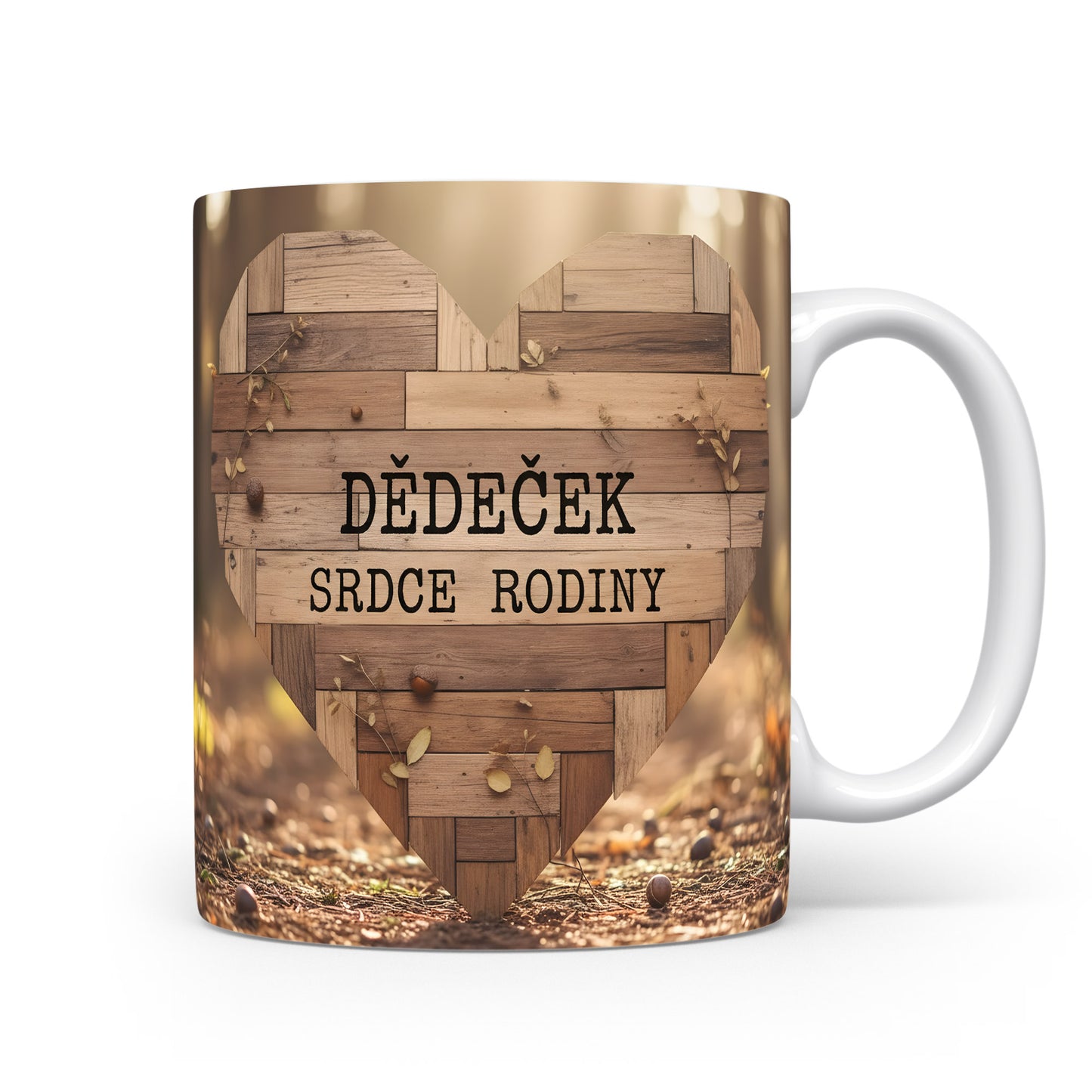 Hrnek s nápisem DĚDEČEK SRDCE RODINY a dřevěným srdcem.