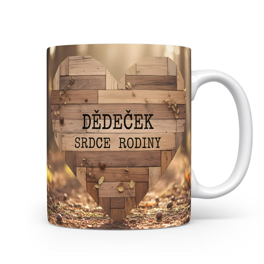 Hrnek s nápisem DĚDEČEK SRDCE RODINY a dřevěným srdcem.