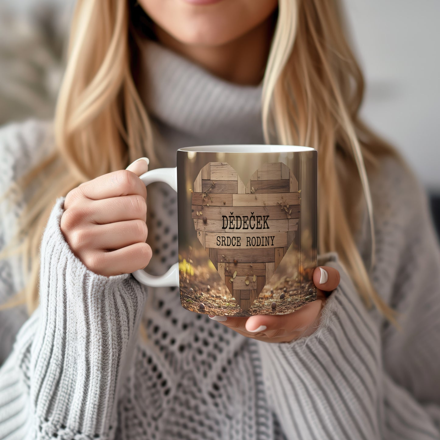 Hrnek s nápisem DĚDEČEK SRDCE RODINY a dřevěným srdcem.