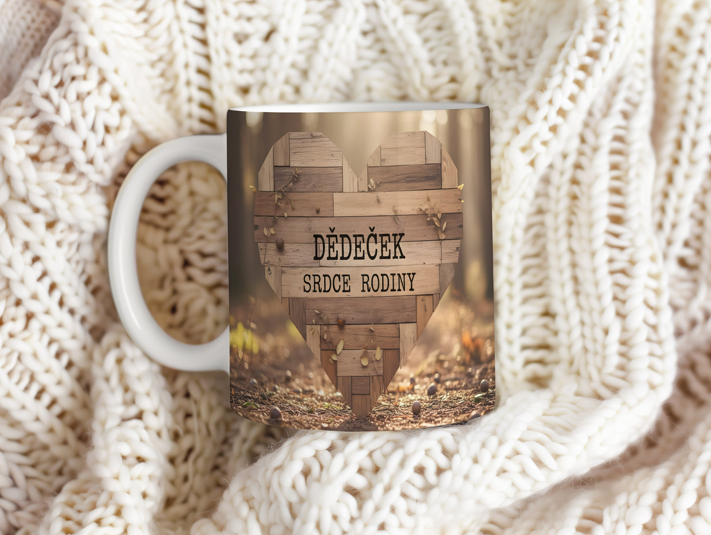 Hrnek s nápisem DĚDEČEK SRDCE RODINY a dřevěným srdcem.