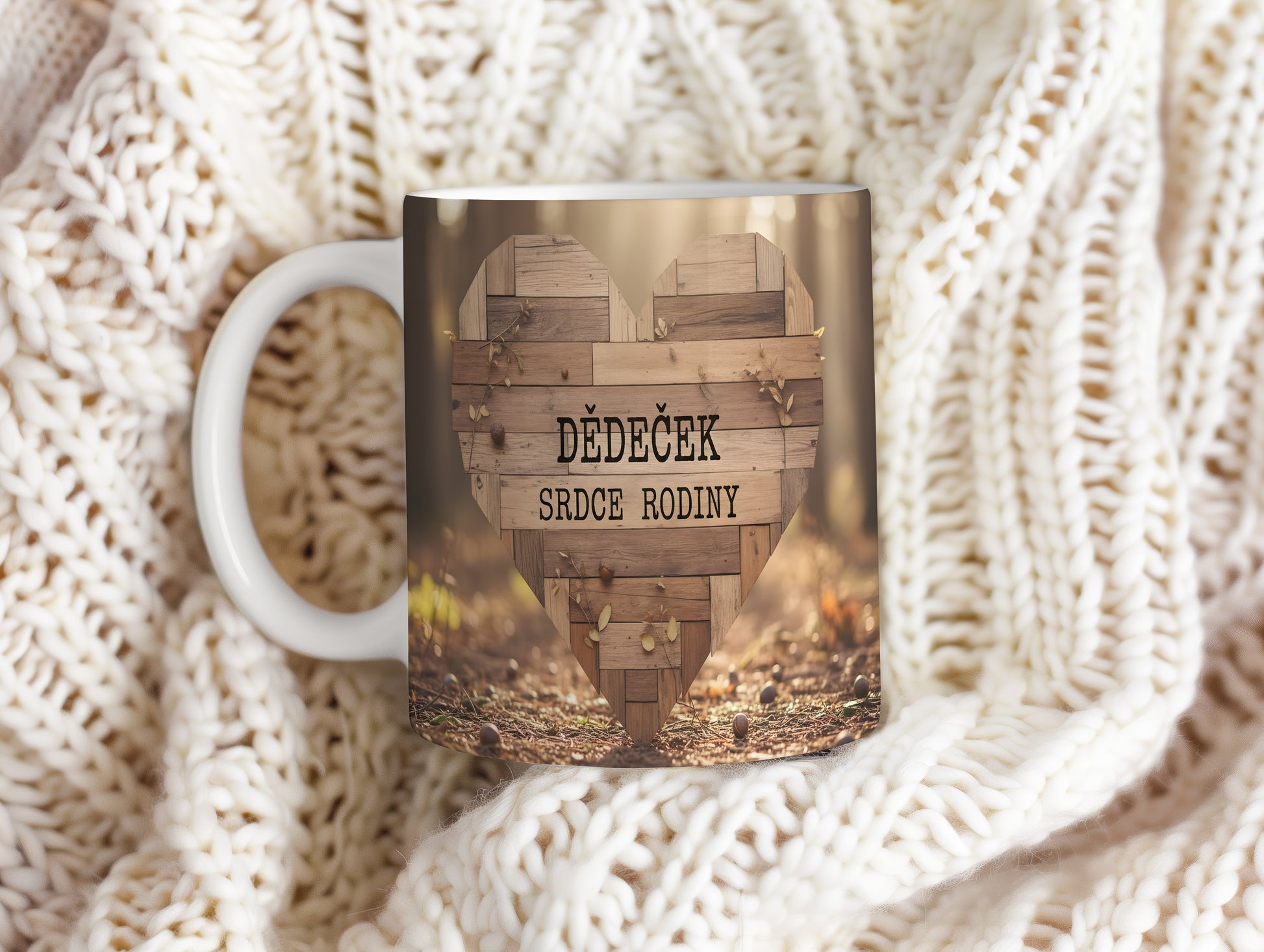 Hrnek s nápisem DĚDEČEK SRDCE RODINY a dřevěným srdcem.