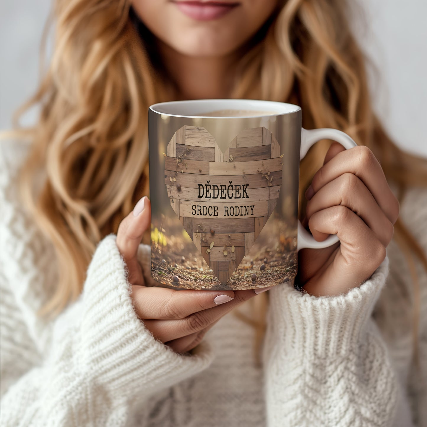 Hrnek s nápisem DĚDEČEK SRDCE RODINY a dřevěným srdcem.
