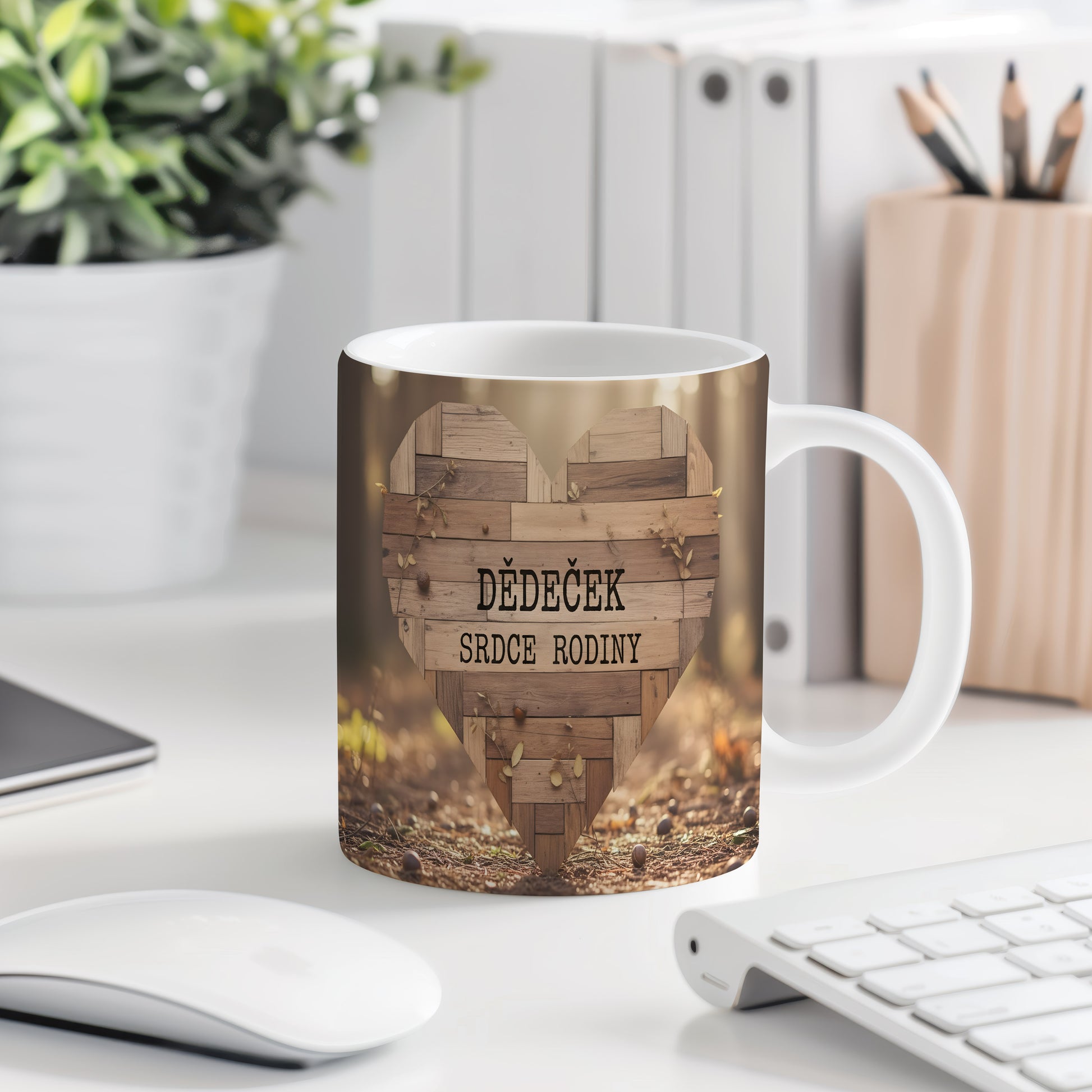Hrnek s nápisem DĚDEČEK SRDCE RODINY a dřevěným srdcem.