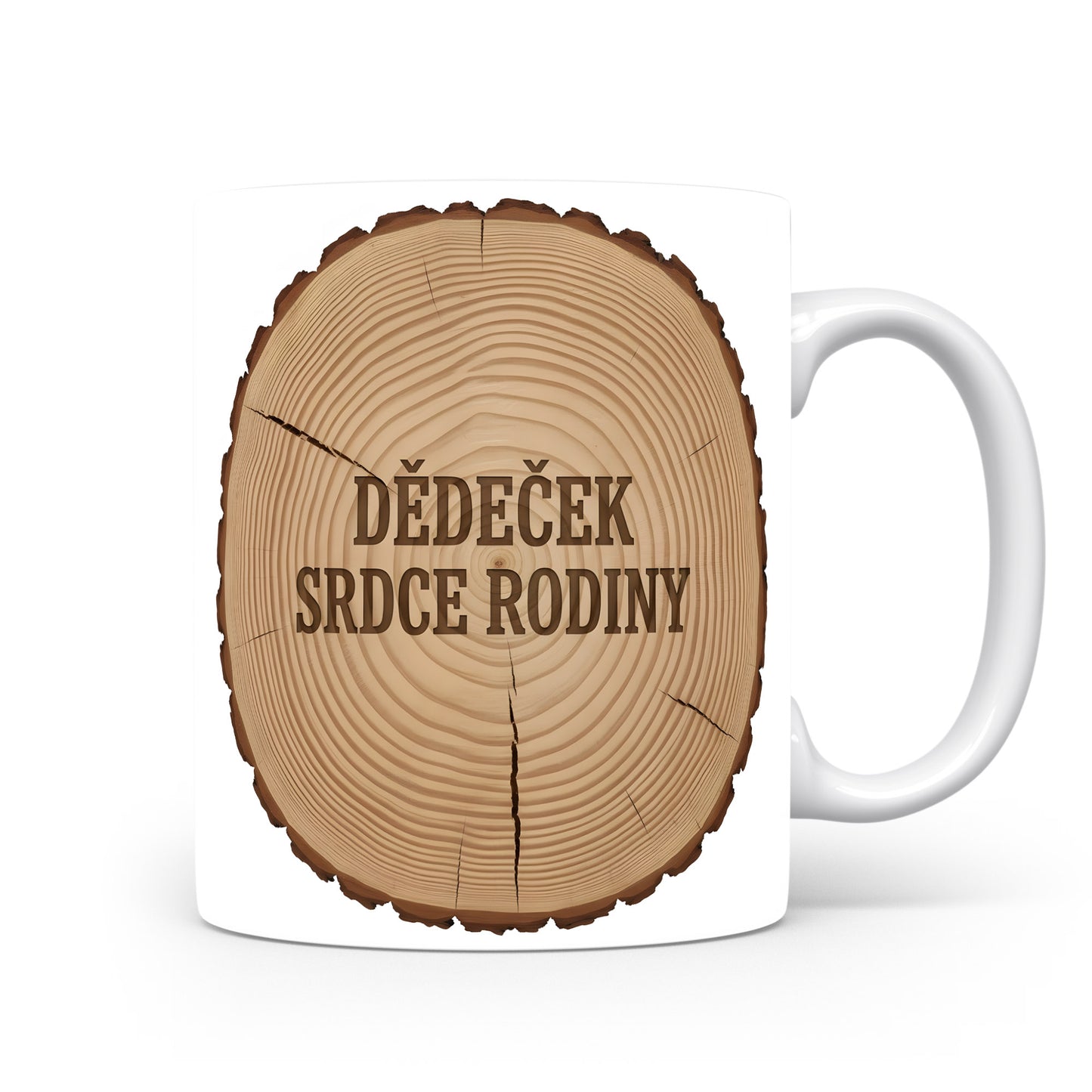Bílý hrnek s dřevěným motivem a nápisem DĚDEČEK SRDCE RODINY.